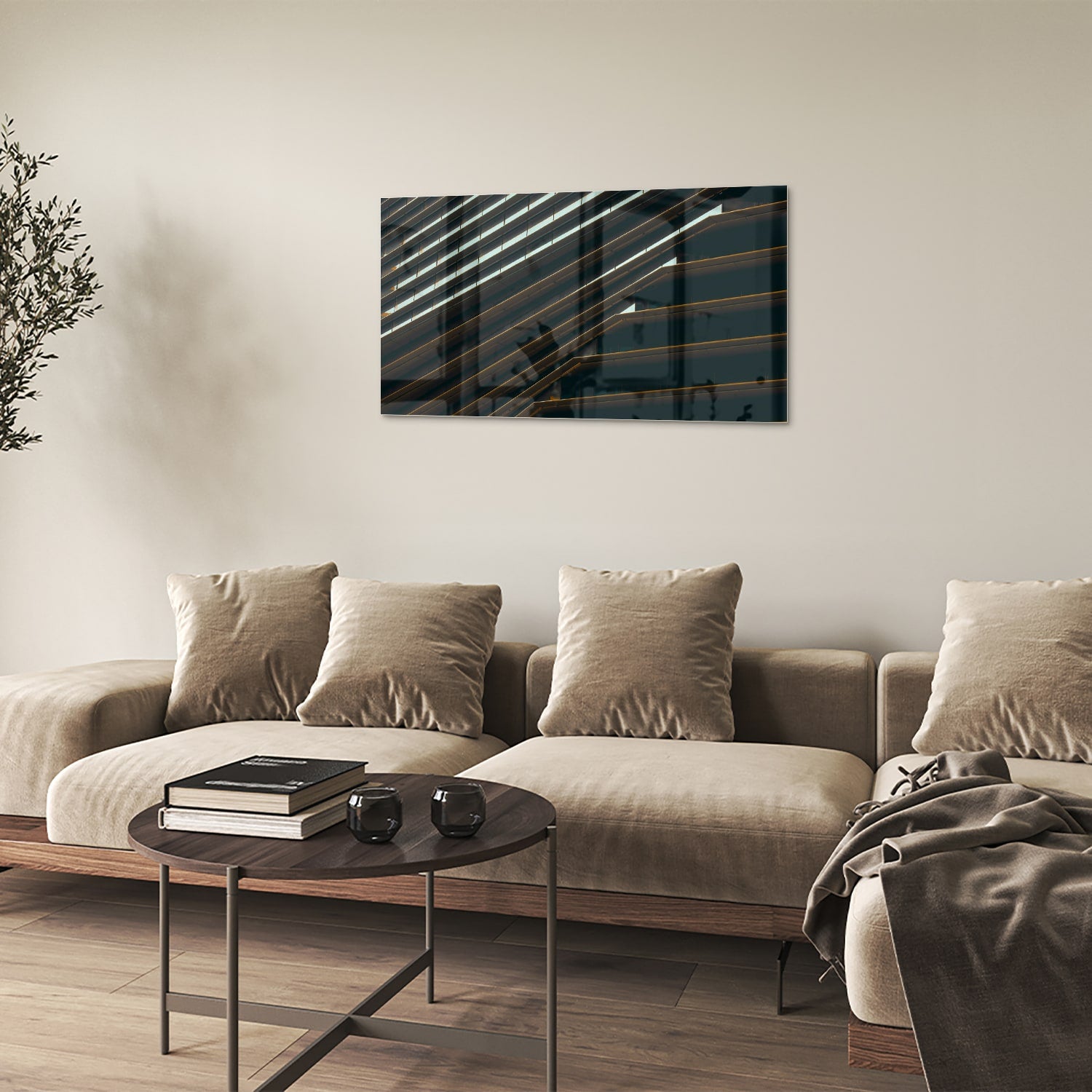 Stijlvol glazen schilderij met zwarte lijnen aan de muur in een moderne woonkamer.