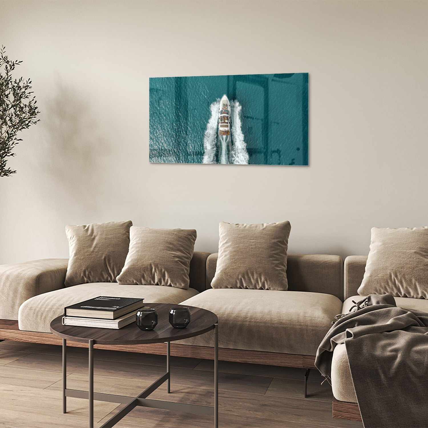 Glazen schilderij van een boot die door turquoise water vaart.