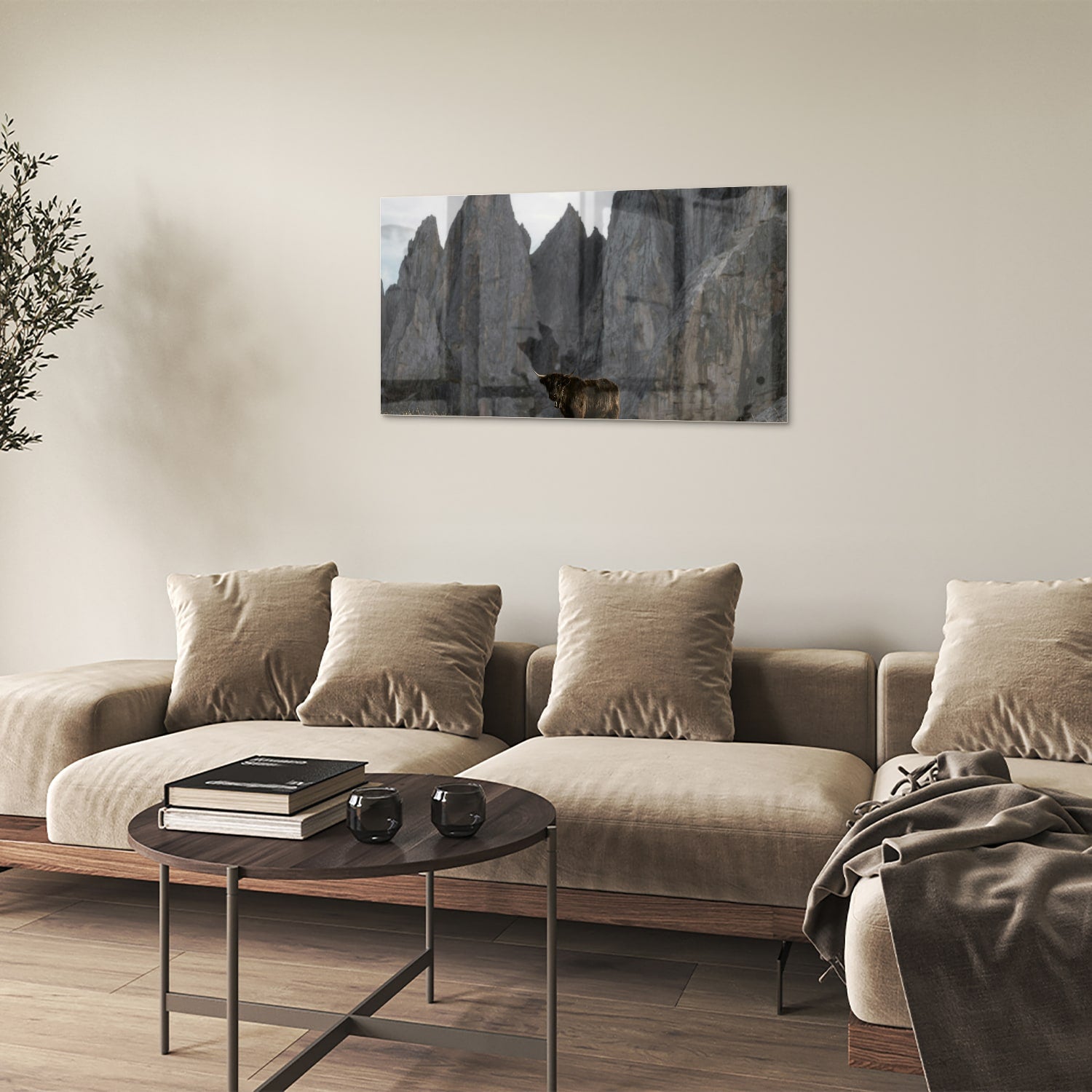 Glas schilderij van bergen met een koe in een groene wei.