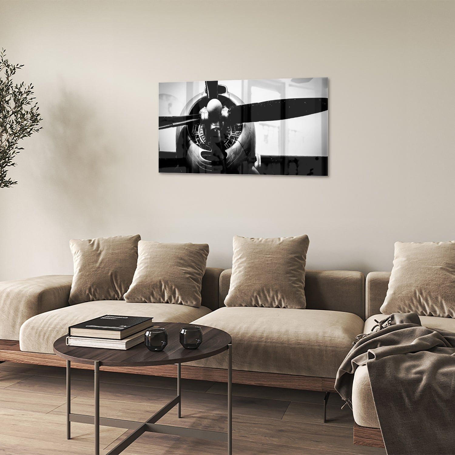 Zwart-wit glazen schilderij van een vintage vliegtuigpropeller tegen een lichte muur.