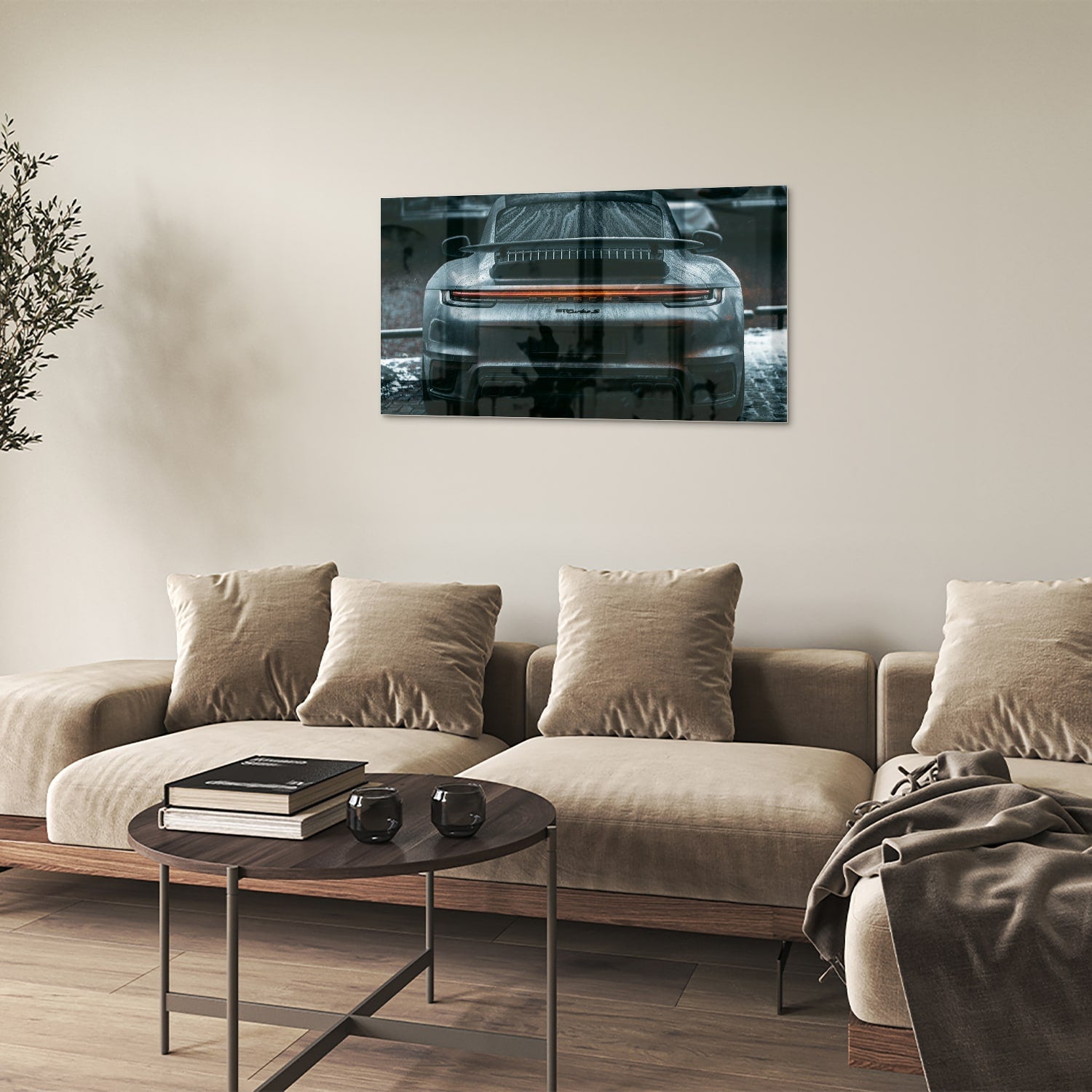 Glazen schilderij van een sportwagen aan de muur in een lichte woonkamer.