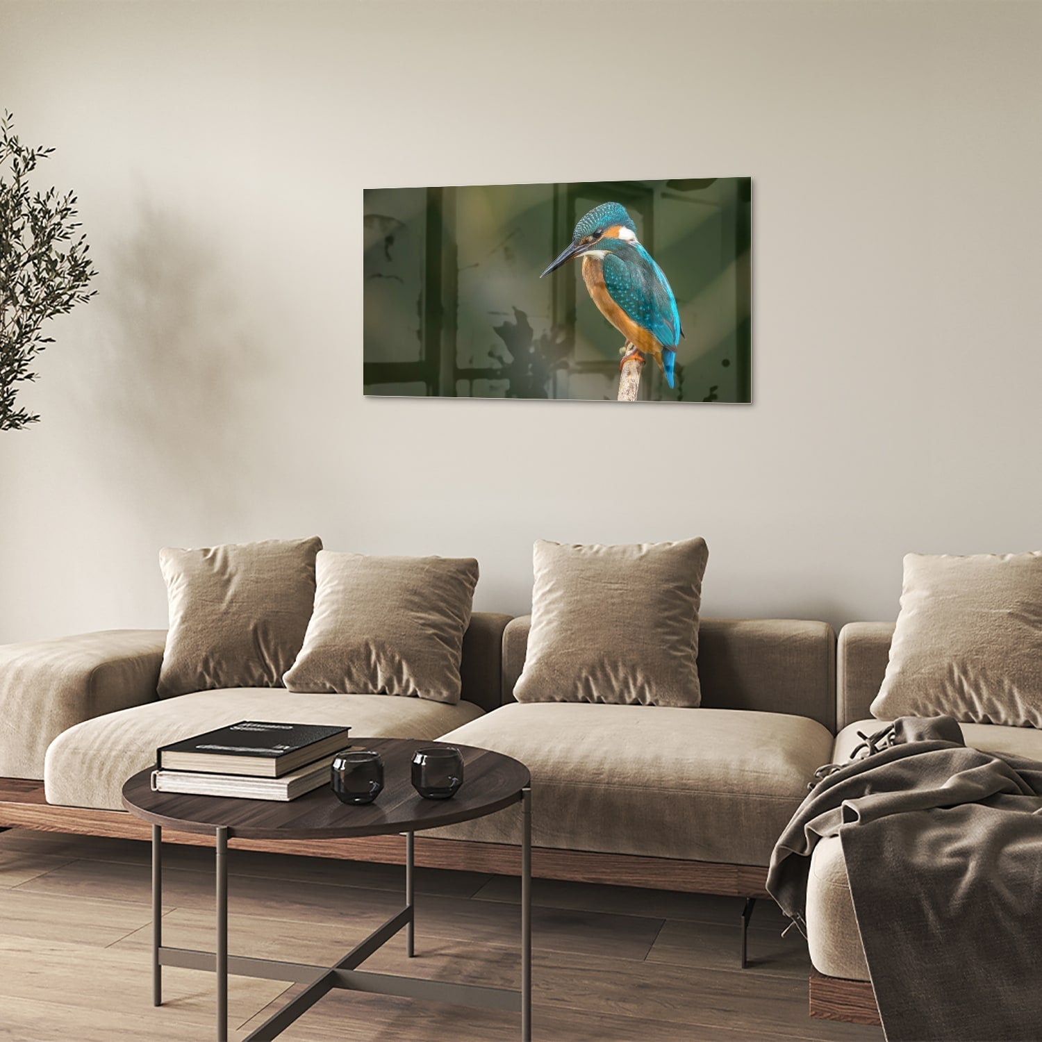 Een glazen schilderij van een ijsvogel die op een tak zit, kleurrijk en gedetailleerd.