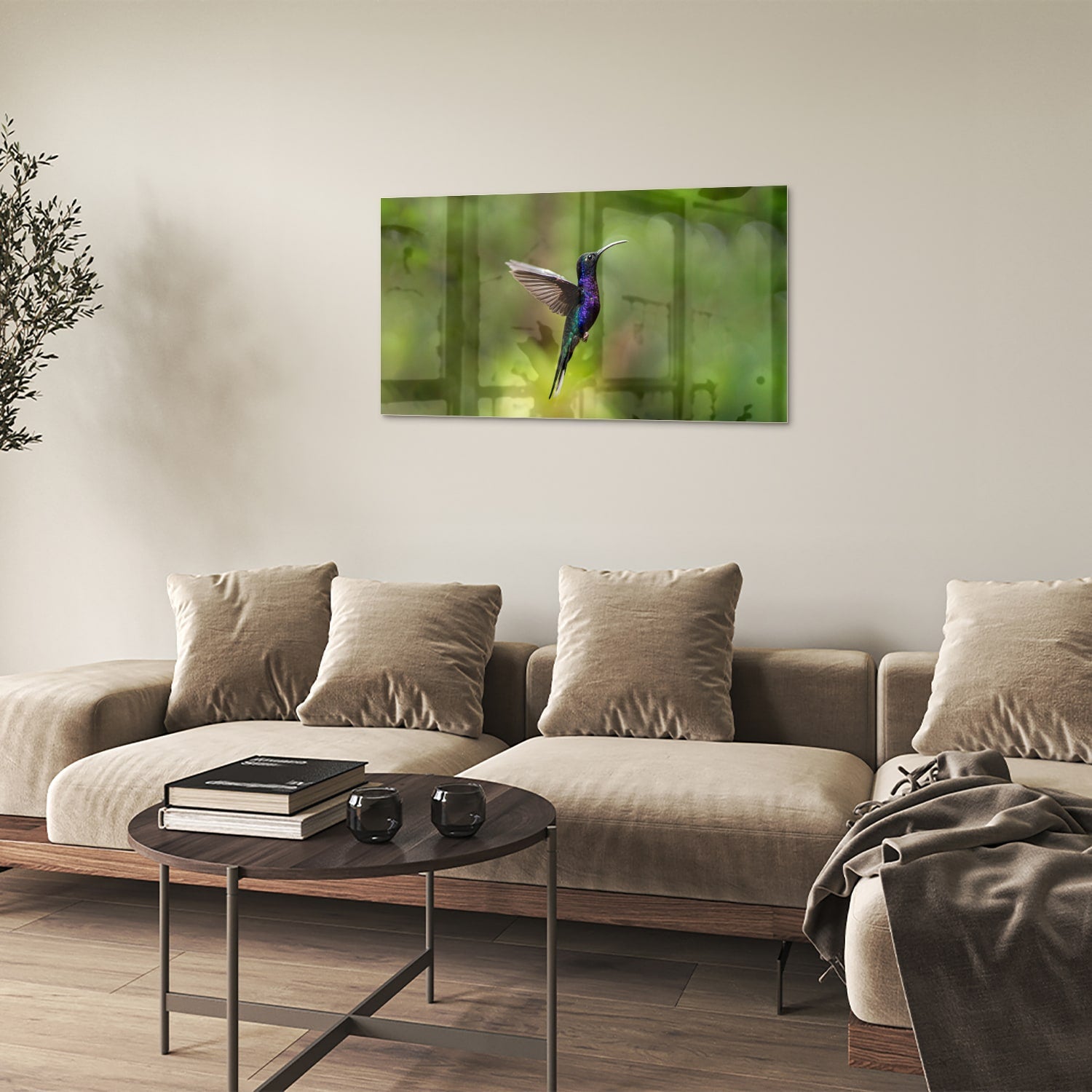 Een glazen schilderij van een kolibrie die vloog voor een groene achtergrond in een lichte kamer.