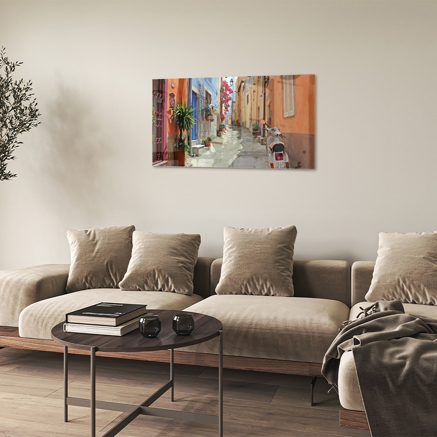 Glazen schilderij van een kleurrijke straat met een Vespa en bloeiende planten.