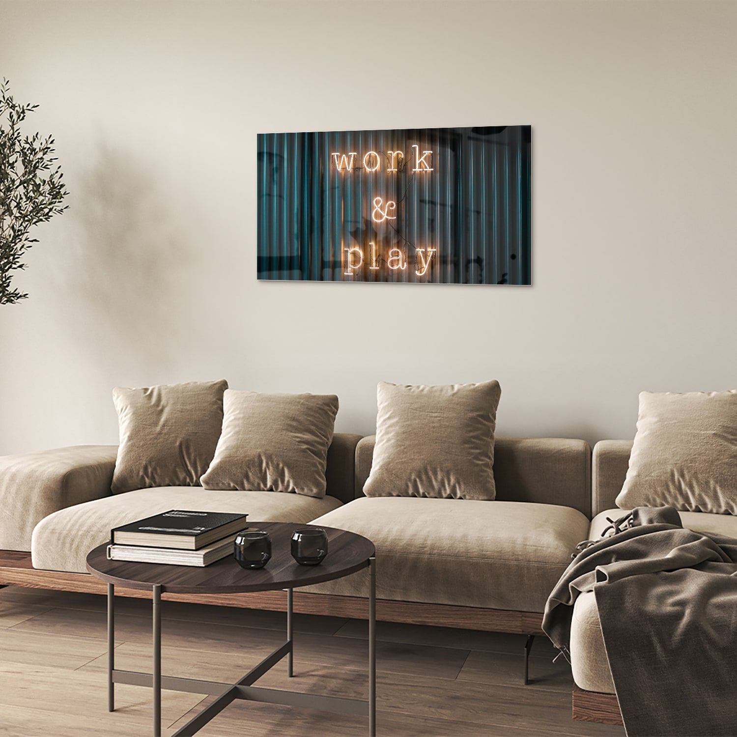 Glazen schilderij met de woorden 'Work & Play' in sfeervolle verlichting.
