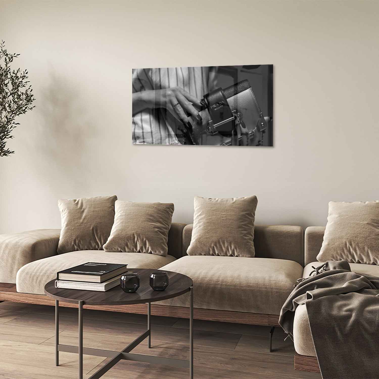 Glazen schilderij met close-up van luxe accessoires op een wand.