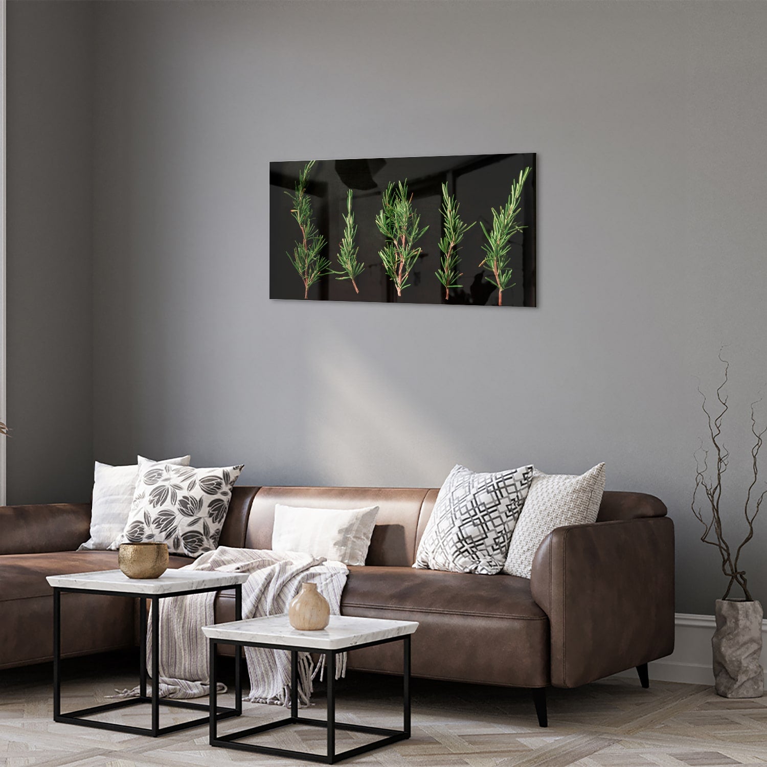 Glazen schilderij met illustraties van groene takken aan een wand.