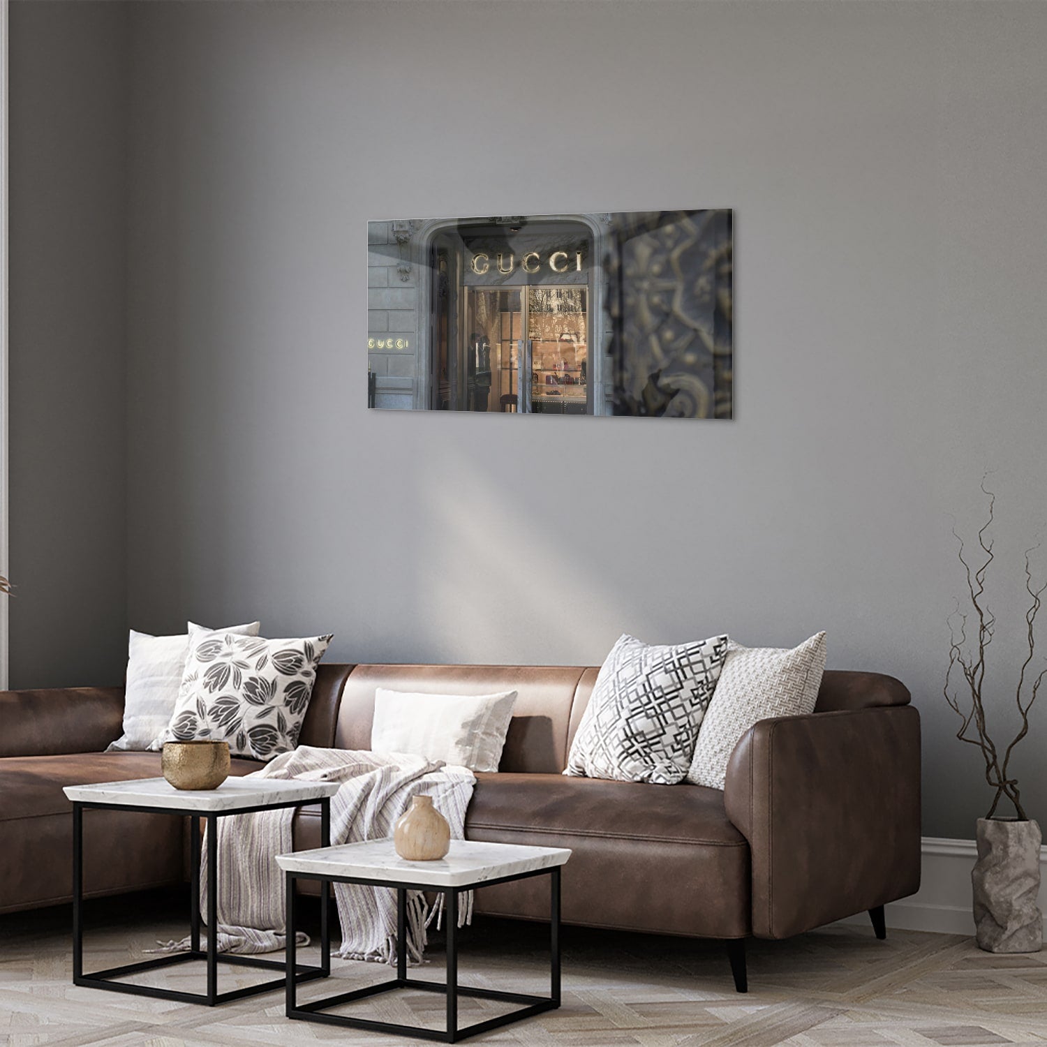 Elegant glazen schilderij van de Gucci etalage in een modern interieur.