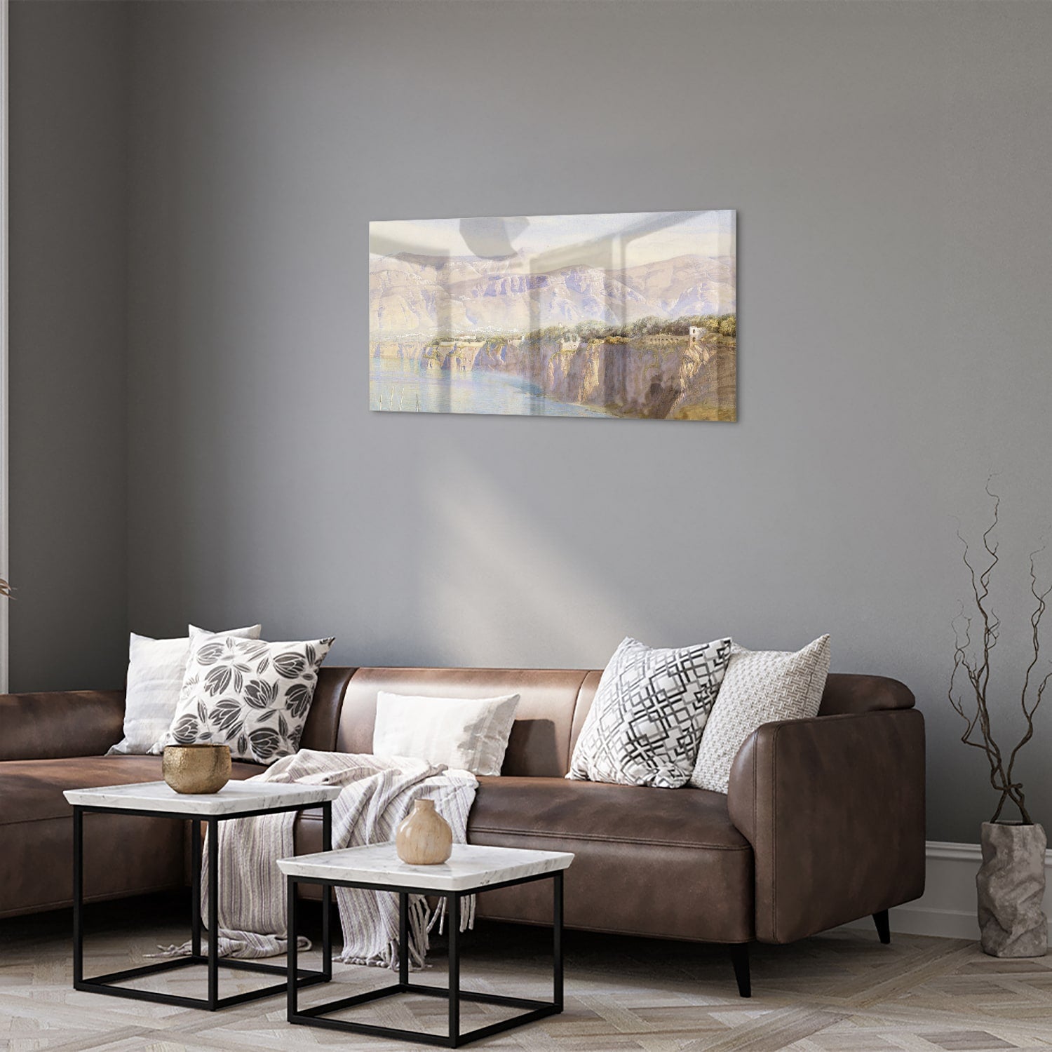 Glazen schilderij van een berglandschap met een rivier, hangend aan de muur.