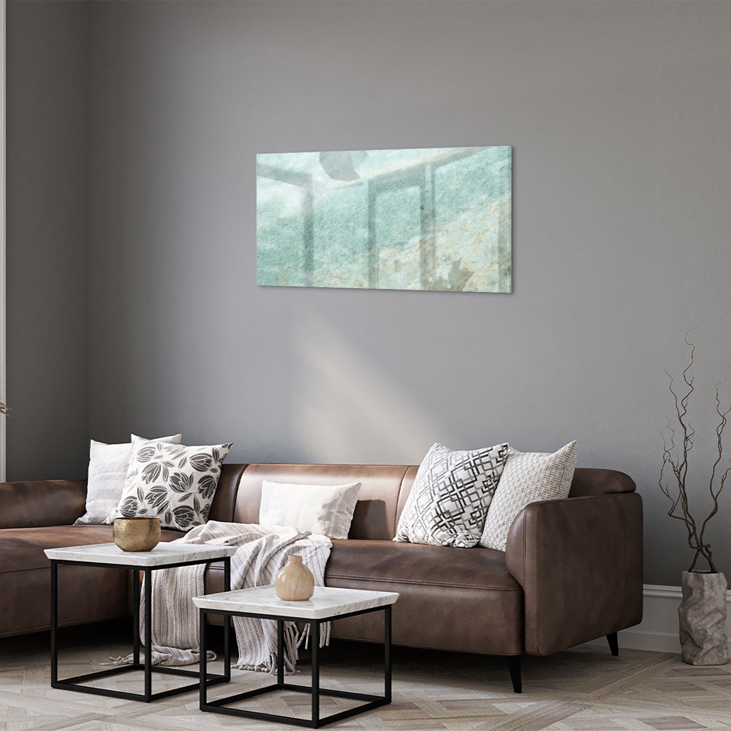 Abstract glazen schilderij in groentinten aan de muur in een moderne woonkamer.