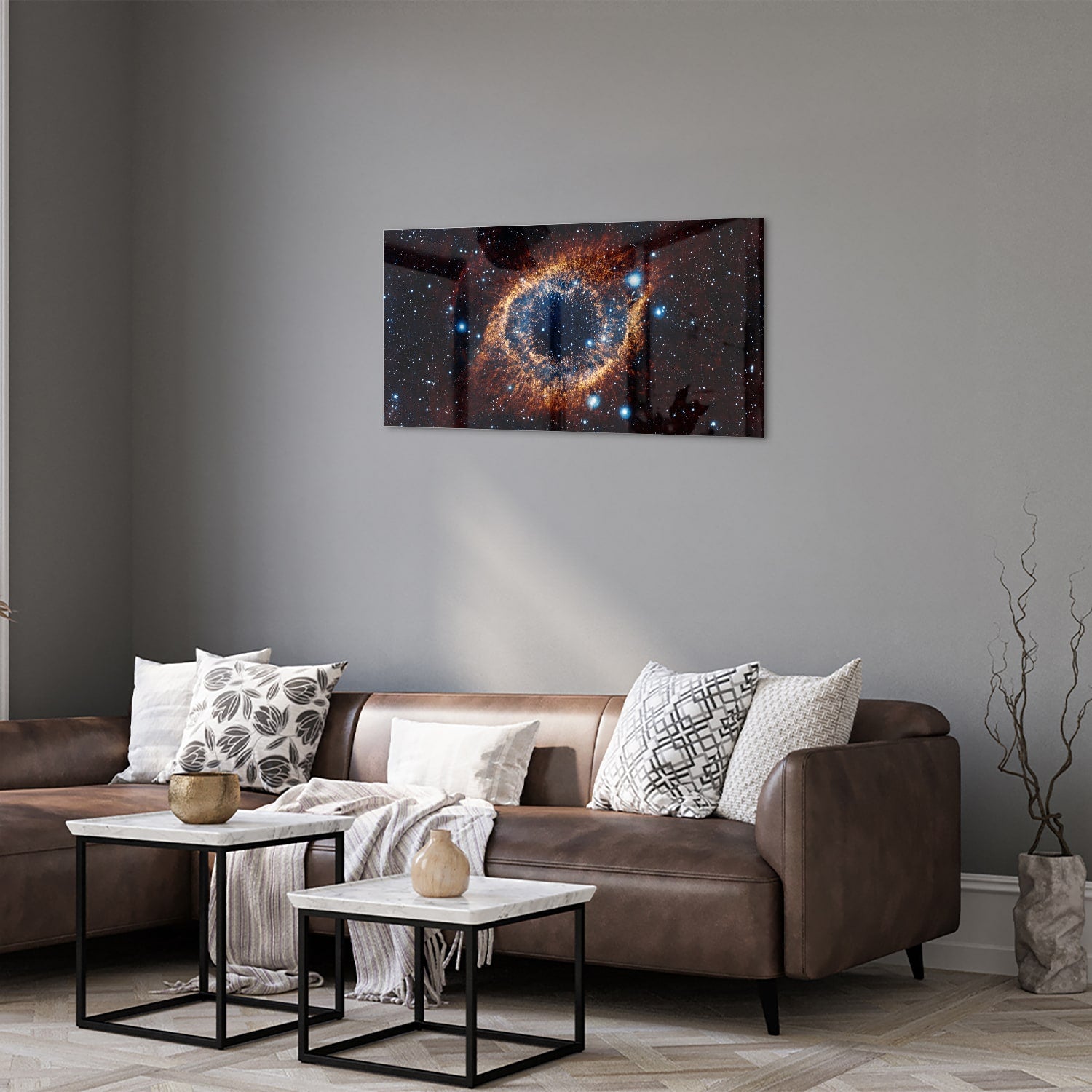 Glazen schilderij van een sterrenstelsel met heldere kleuren en diepe ruimte-effecten.