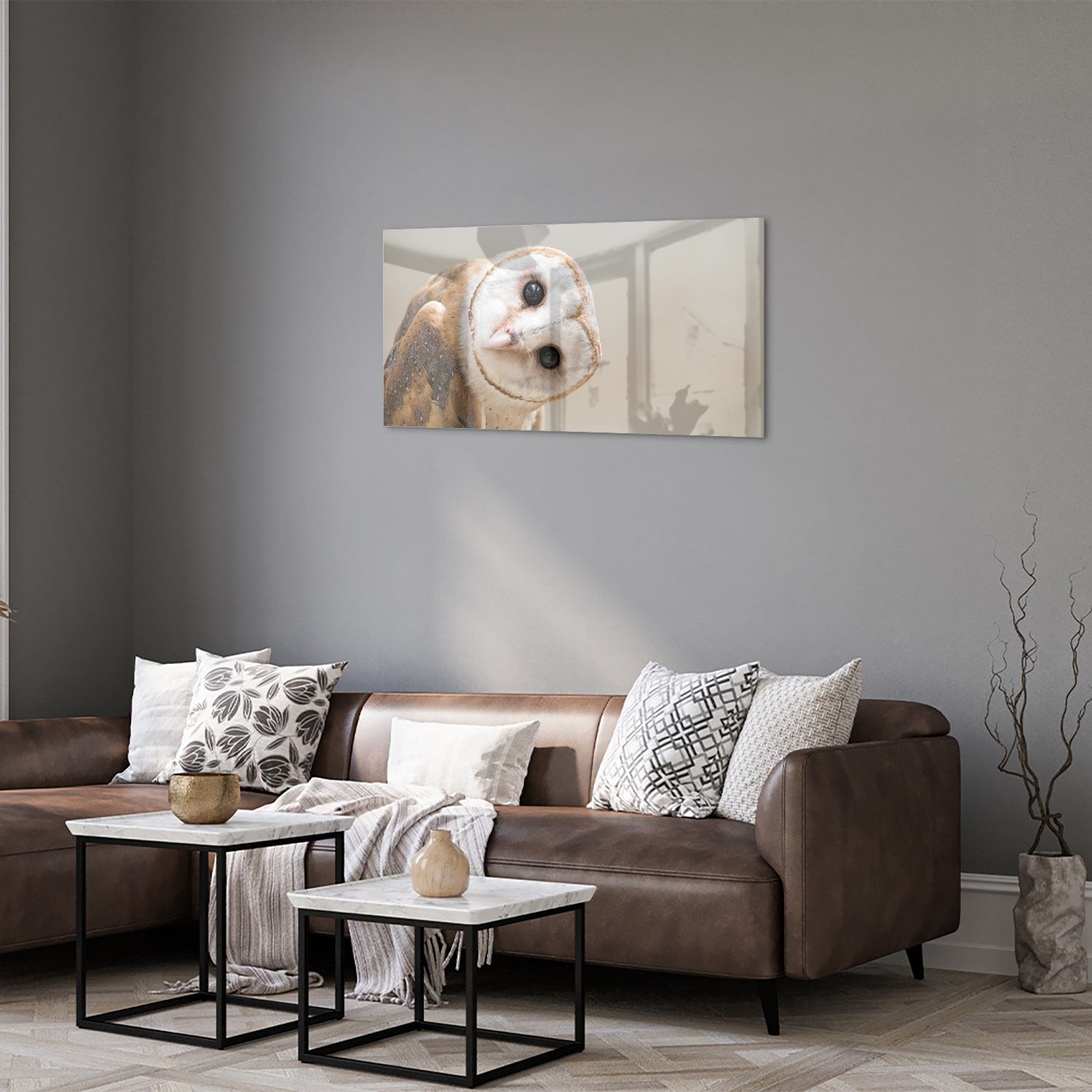 Glazen schilderij van een nieuwsgierige uil aan de muur in een moderne interieursetting.
