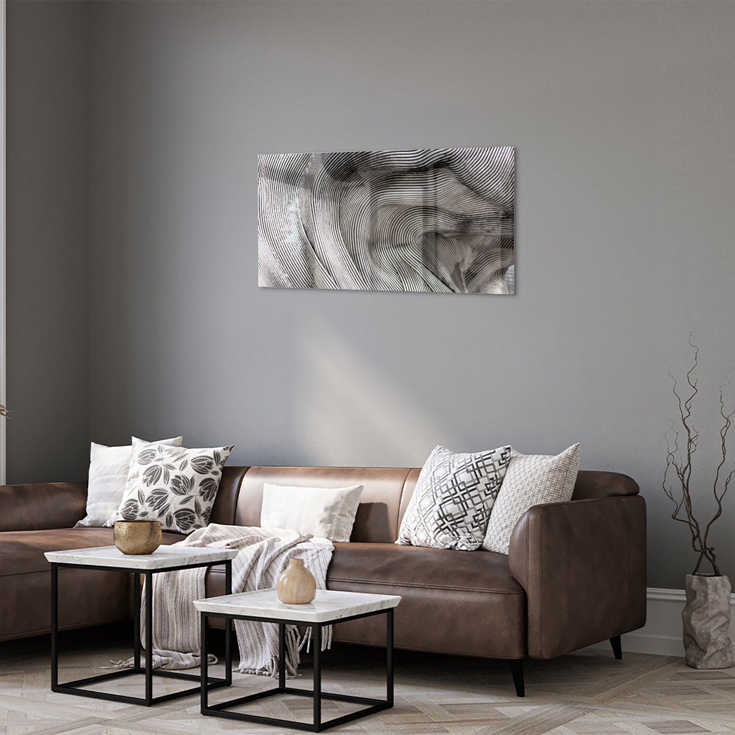 Abstract glazen schilderij met golvende lijnen in een lichte ruimte