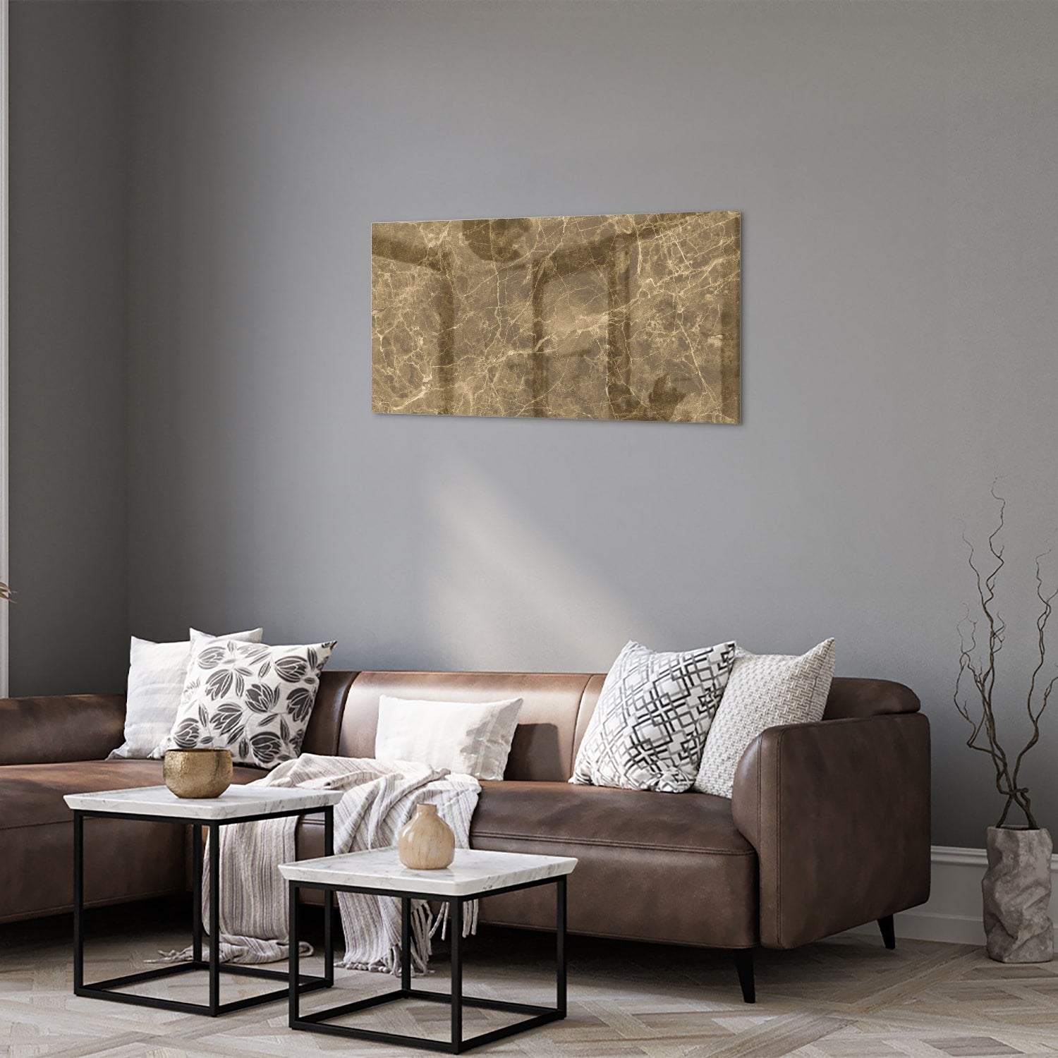 Goudkleurig glazen schilderij met marmer effect aan de muur