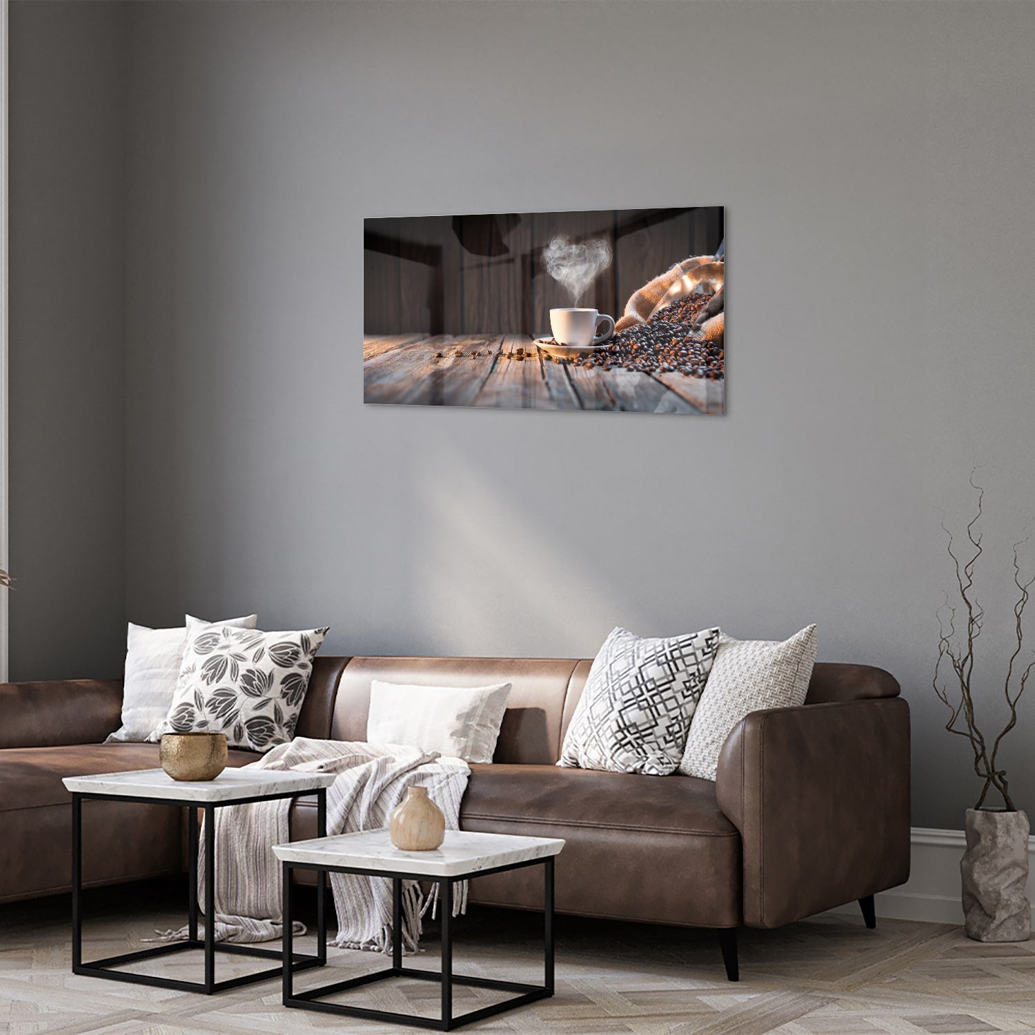 Glazen schilderij met een dampende kop koffie en koffiebonen op een houten tafel.