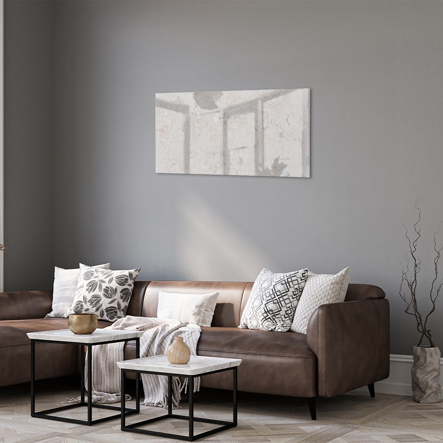 Abstract glazen schilderij met lichte marmerlook aan de muur in een modern interieur