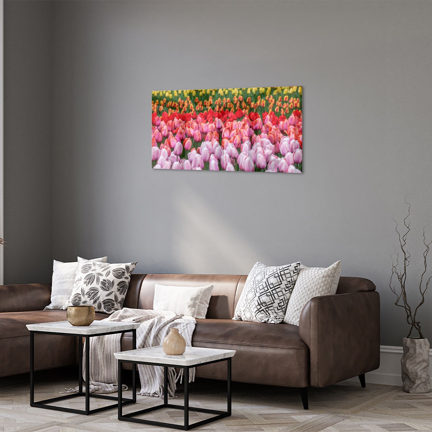 Glazen schilderij van kleurrijke tulpen in een tuin setting.