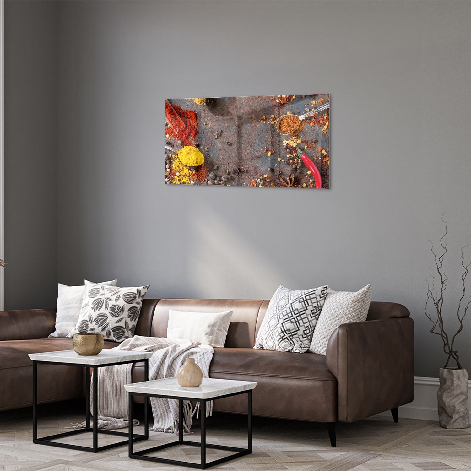 Een kleurrijk glazen schilderij met specerijen en kruiden, perfect voor keukeninrichting.