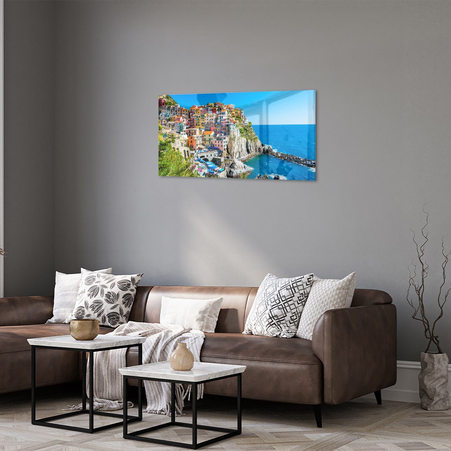 Glazen schilderij van een kleurrijke kustlijn met huizen aan de zee