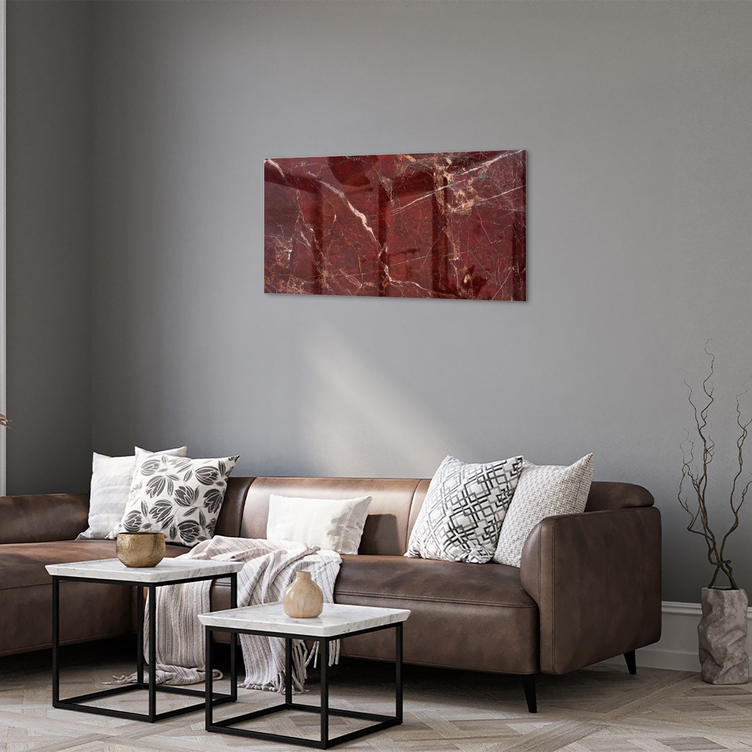 Rood glazen schilderij met marmerlook aan de muur boven een houten kast