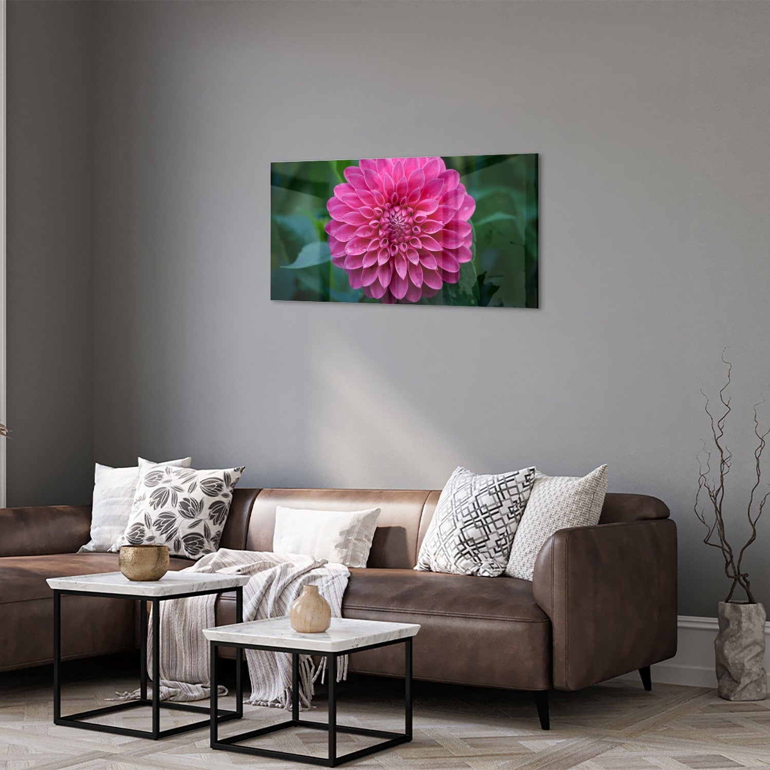 Glazen schilderij met een grote roze bloem, perfect voor wanddecoratie.