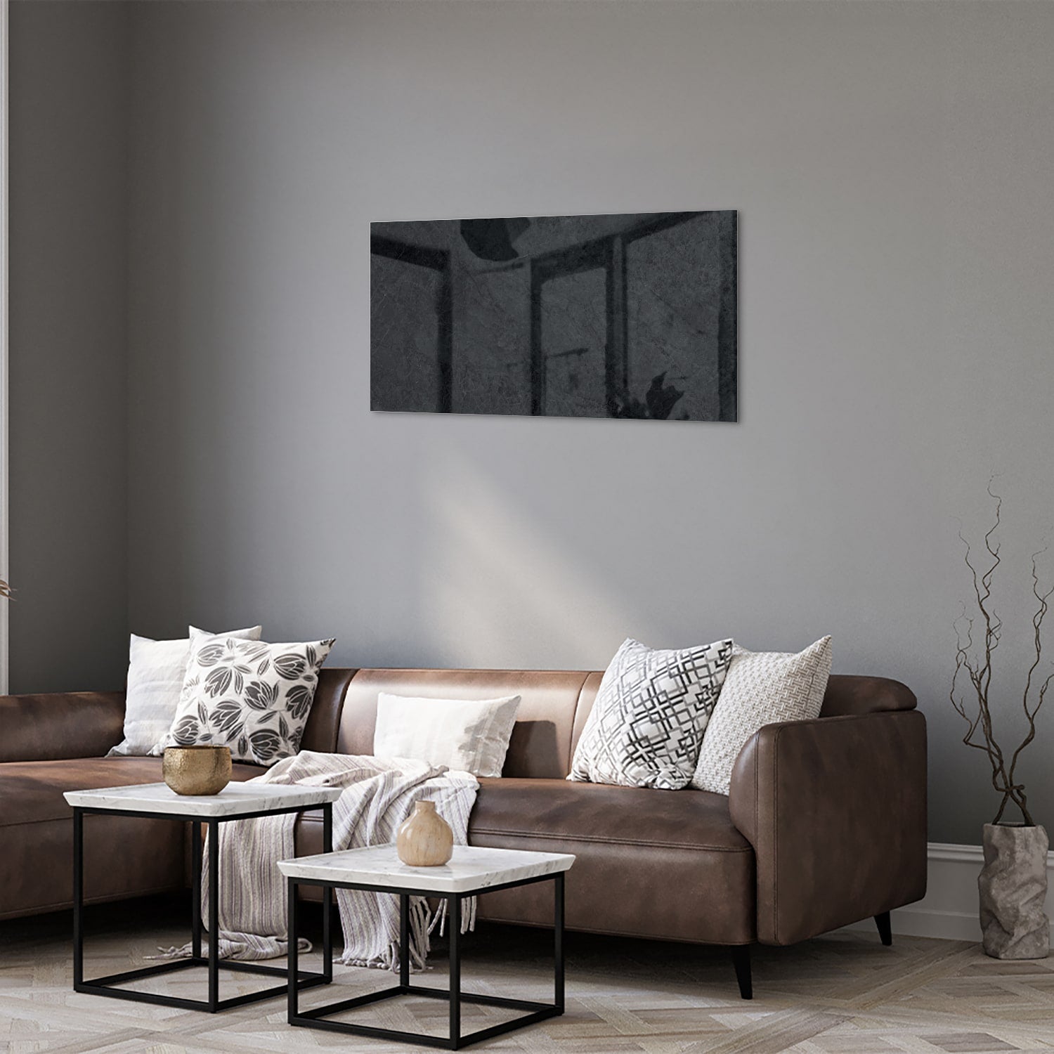 Minimalistisch glazen schilderij aan de muur in een moderne woonkamer.