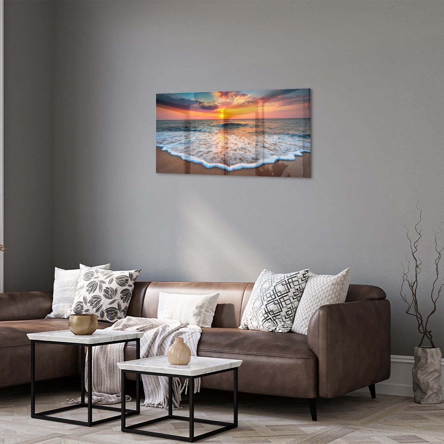 Glazen schilderij van een zonsondergang boven de zee met een warme kleurenpalet.