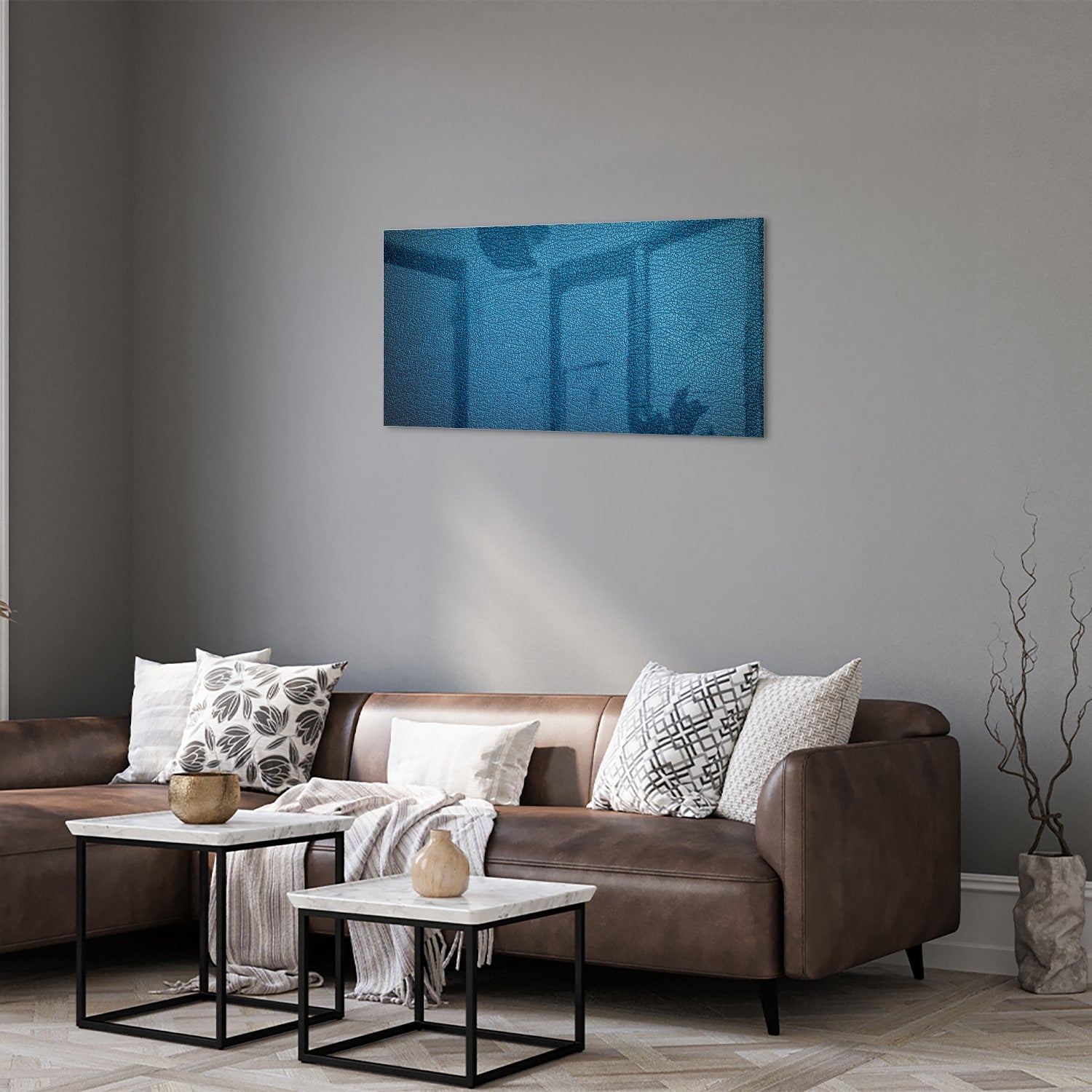 Blauw glazen schilderij met reflecties aan de muur in een moderne woonkamer.