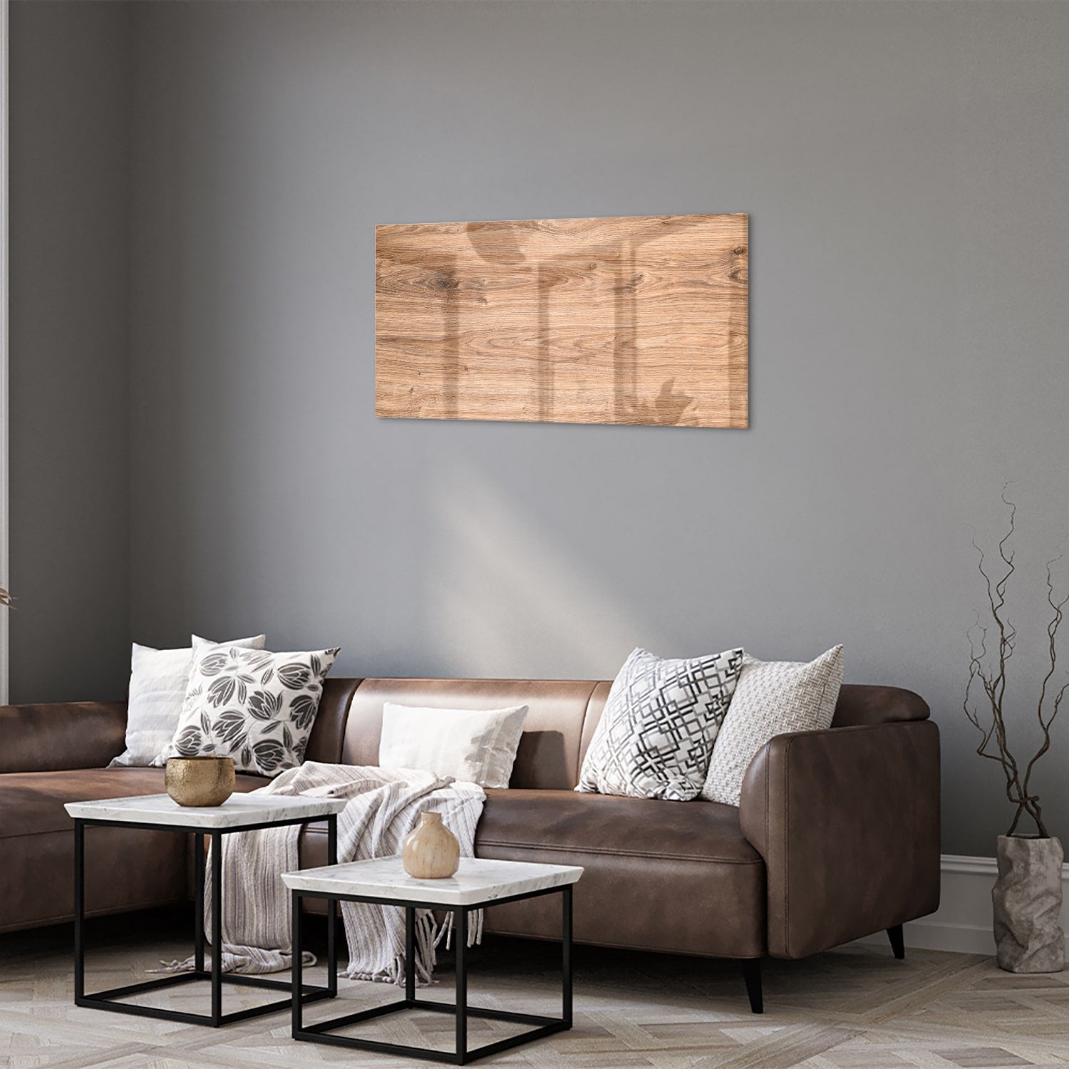 Glazen schilderij met een natuurlijke houtlook boven een moderne kast