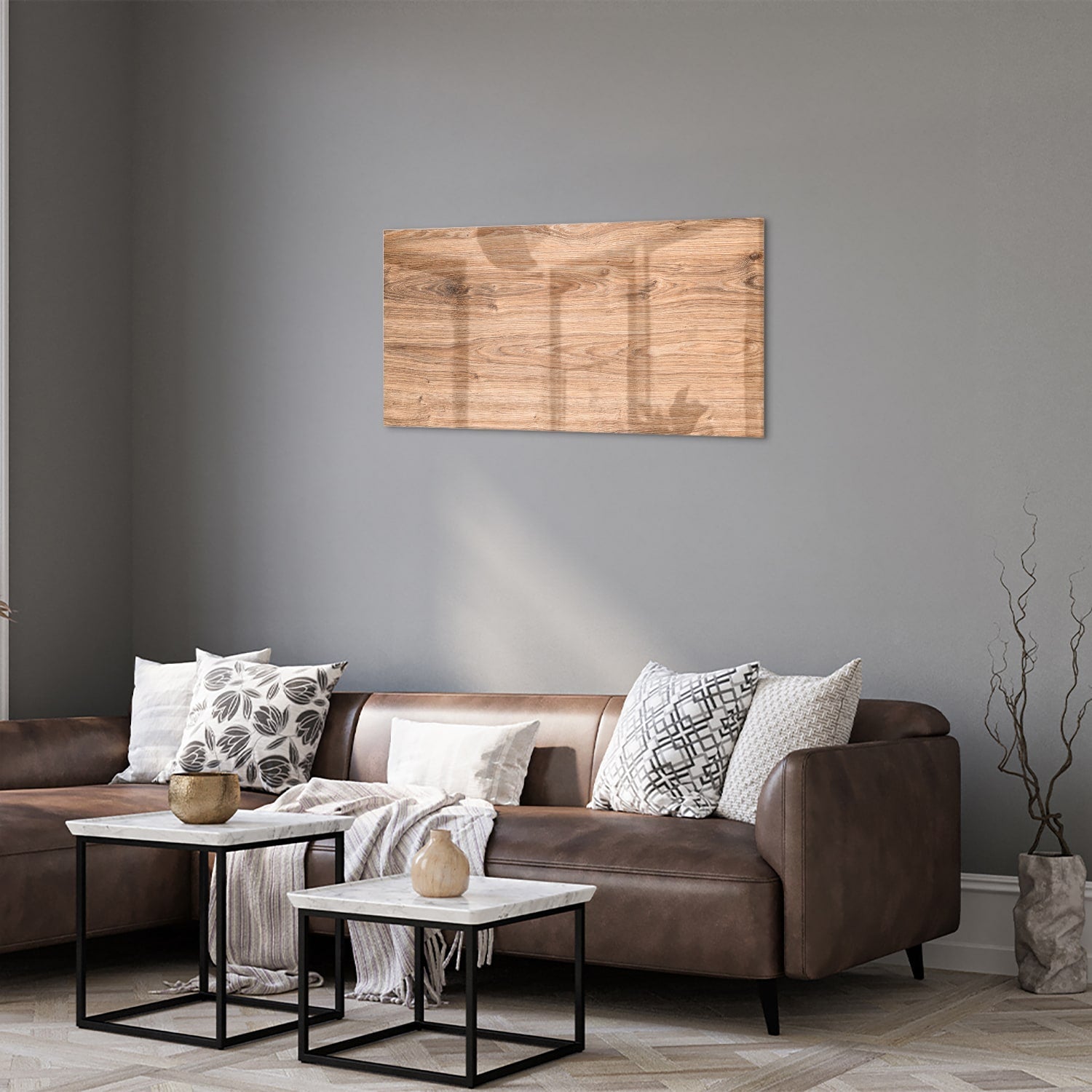 Glazen schilderij met een natuurlijke houtlook boven een moderne kast