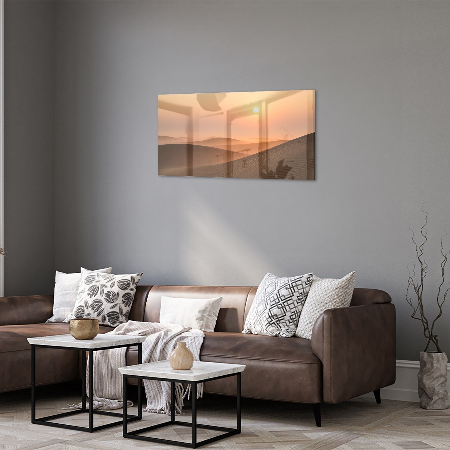 Glazen schilderij van een zonsondergang met warme kleuren in een modern interieur.