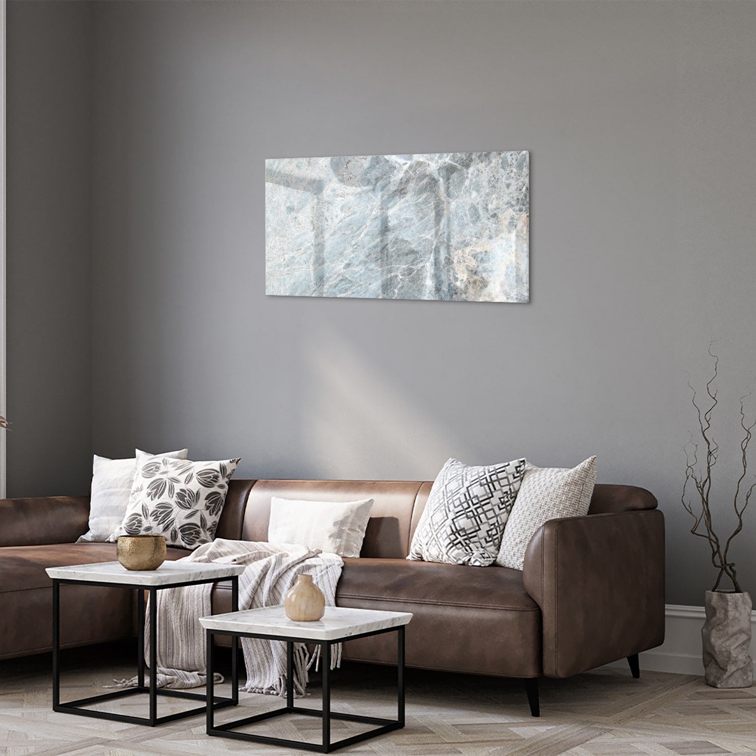 Uniek glazen schilderij met marmerlook in blauwtinten aan de muur