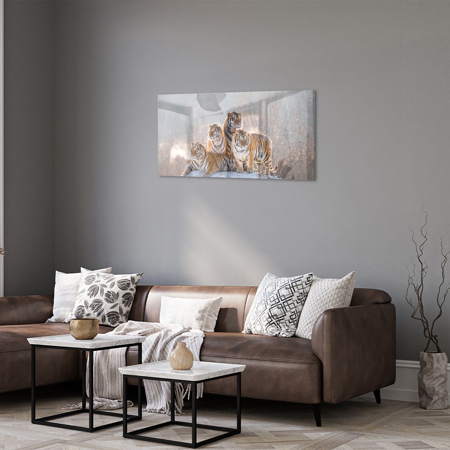 Glazen schilderij met drie tijgers in een moderne woonkamer.
