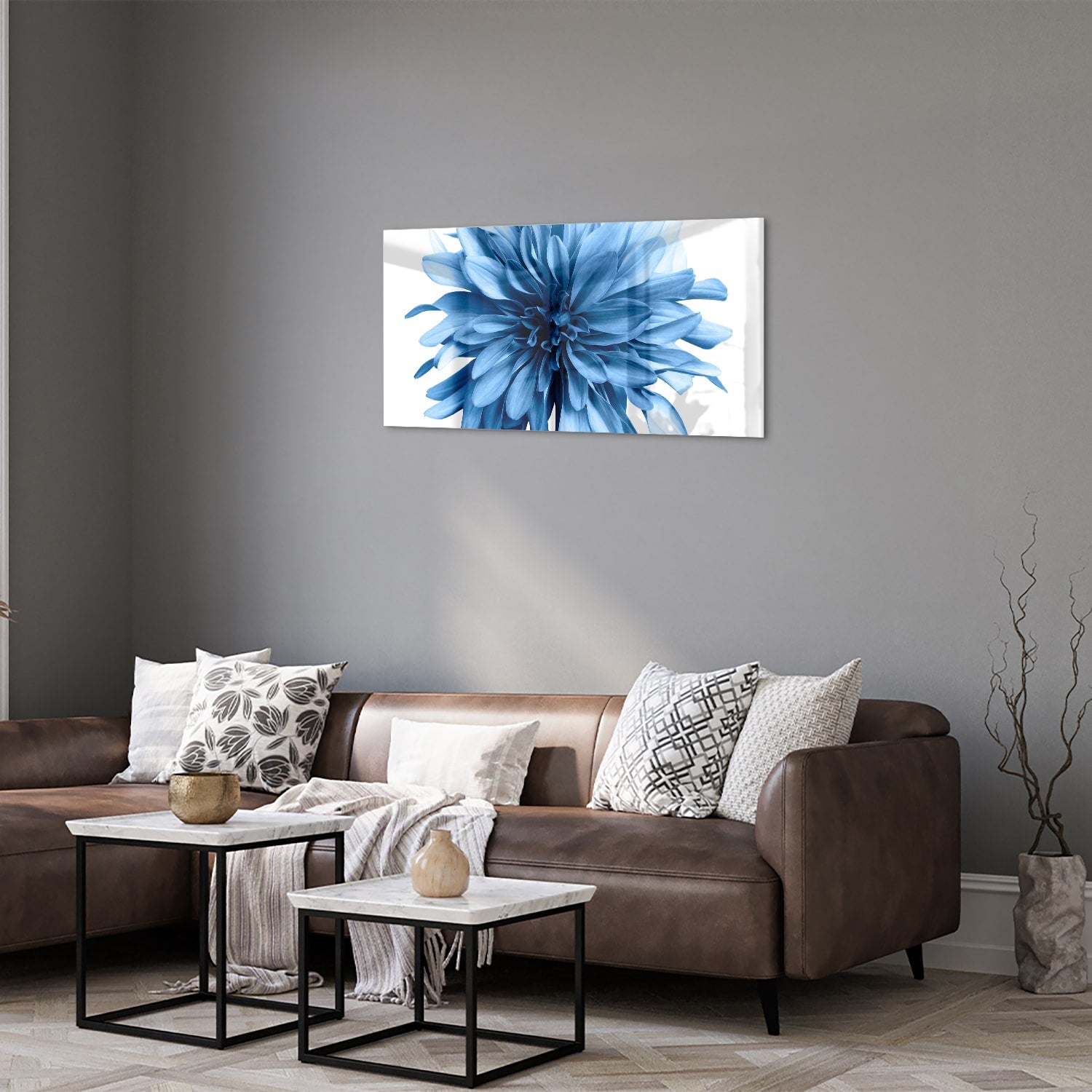 Glazen schilderij van een blauwe bloem in een moderne woonkamer