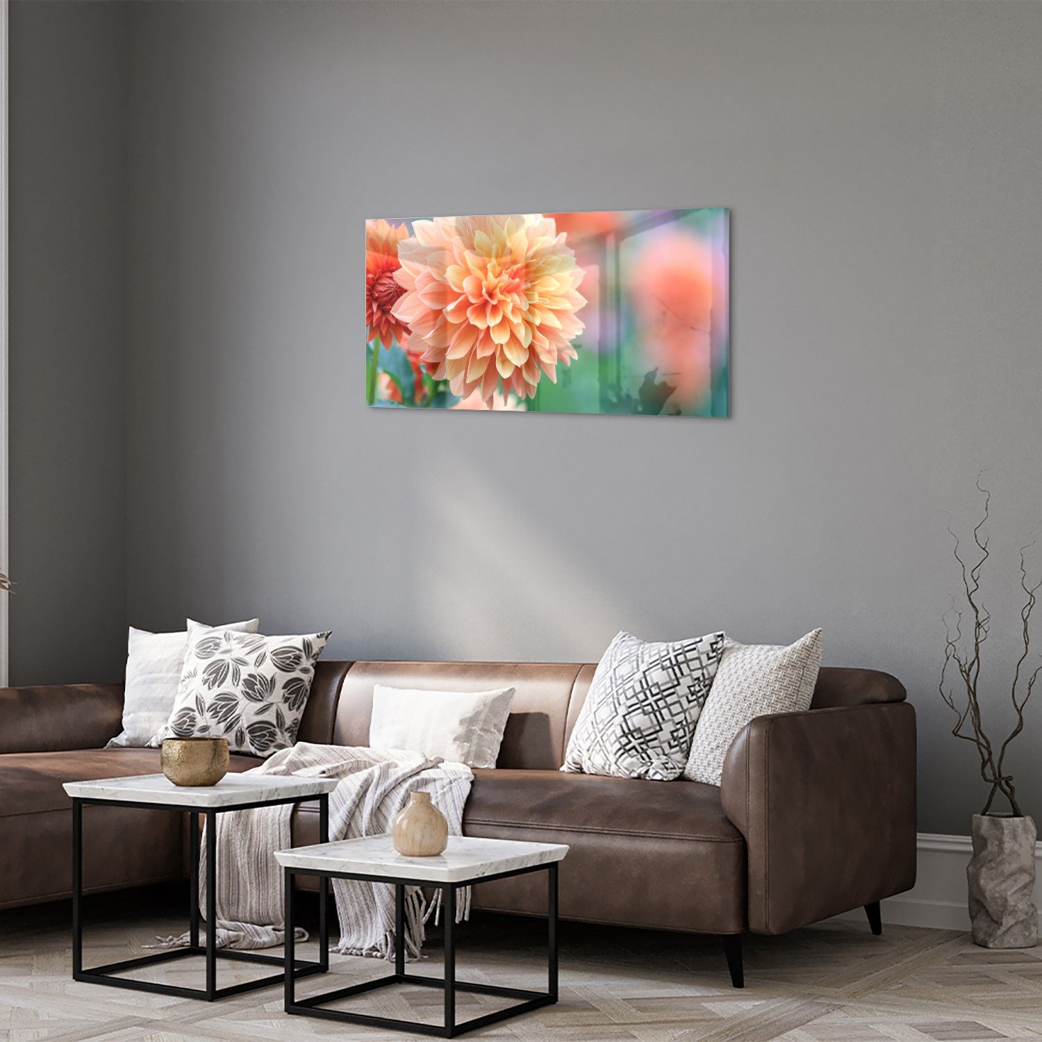 Glazen schilderij met een pastelroze dahlia in een modern interieur