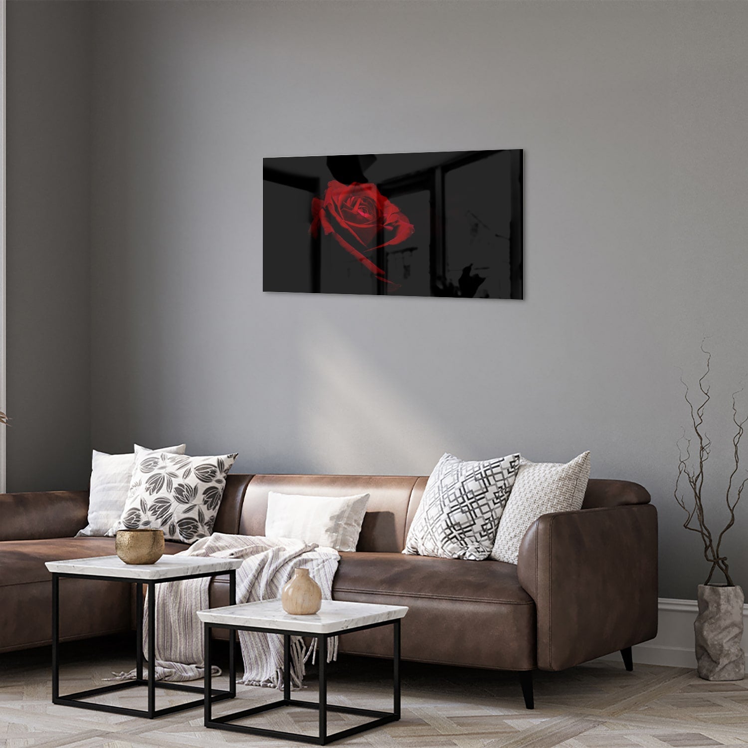 Glazen schilderij met rode roos op een zwarte achtergrond, elegant en modern.