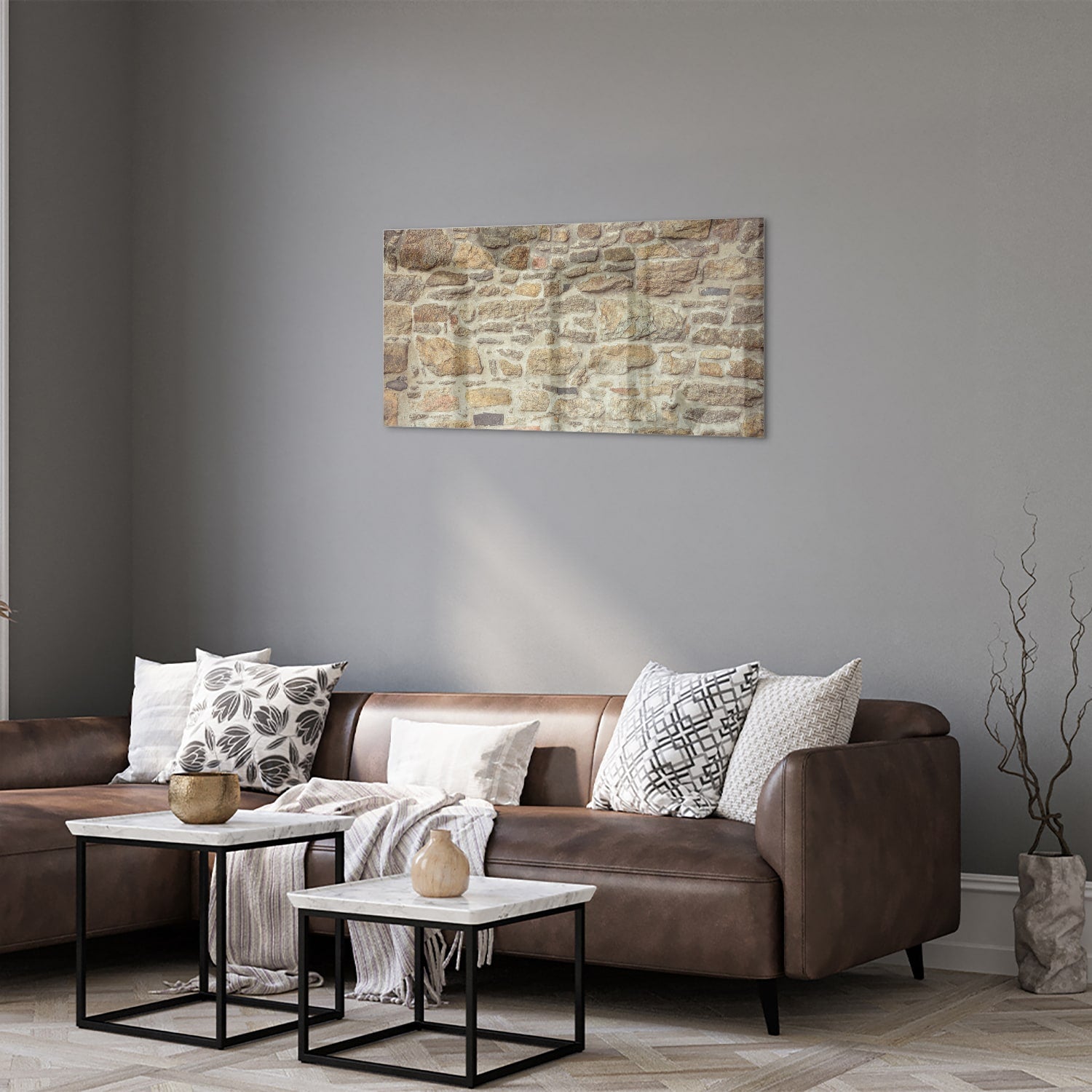 Glazen schilderij van een rustieke stenen muur in een lichte woonkamer.