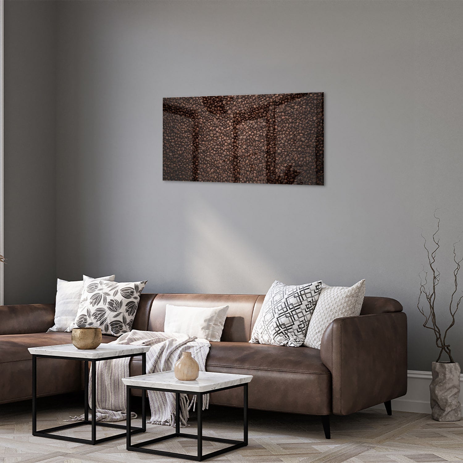 Glazen schilderij met abstracte patronen in warme kleuren aan de muur.