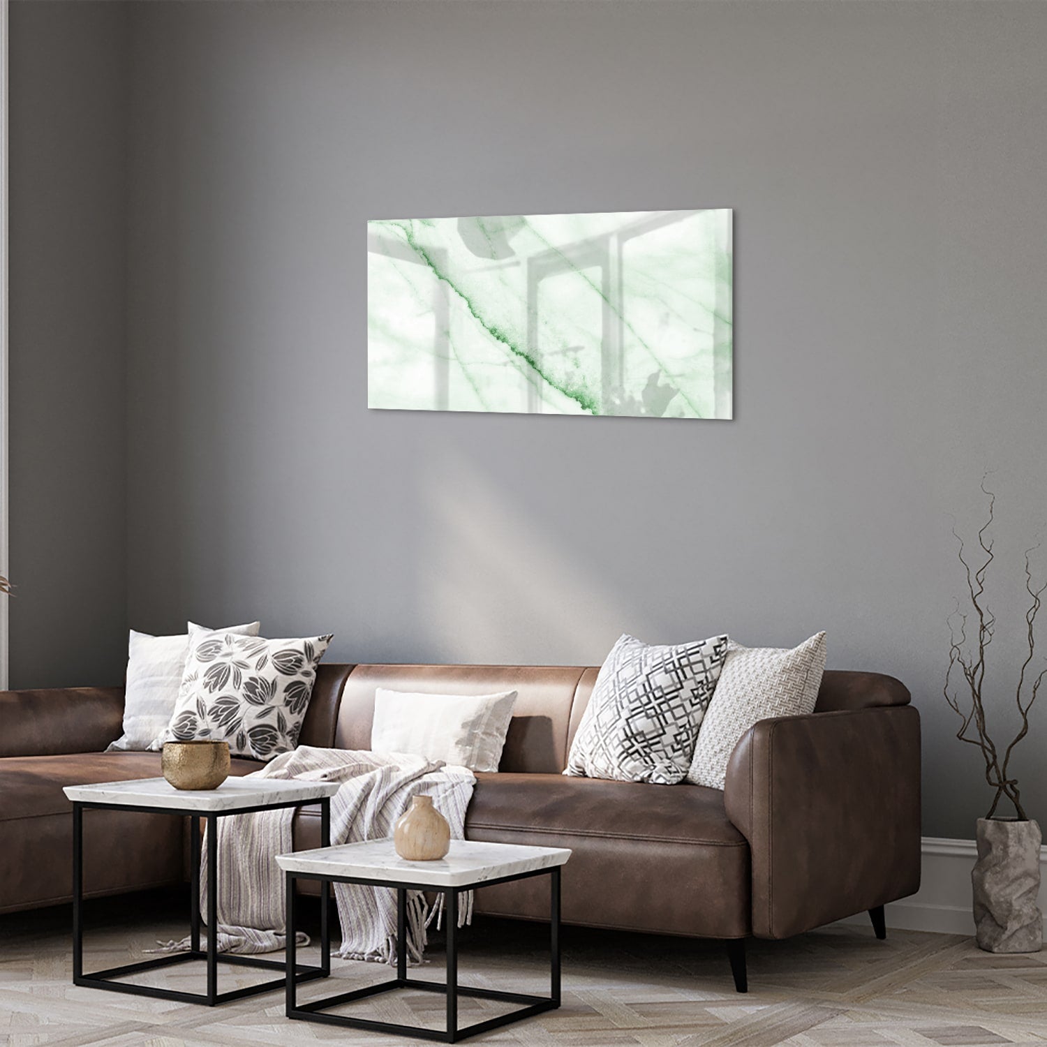 Glazen schilderij met een groene marmerlook aan de muur in een moderne woonkamer.