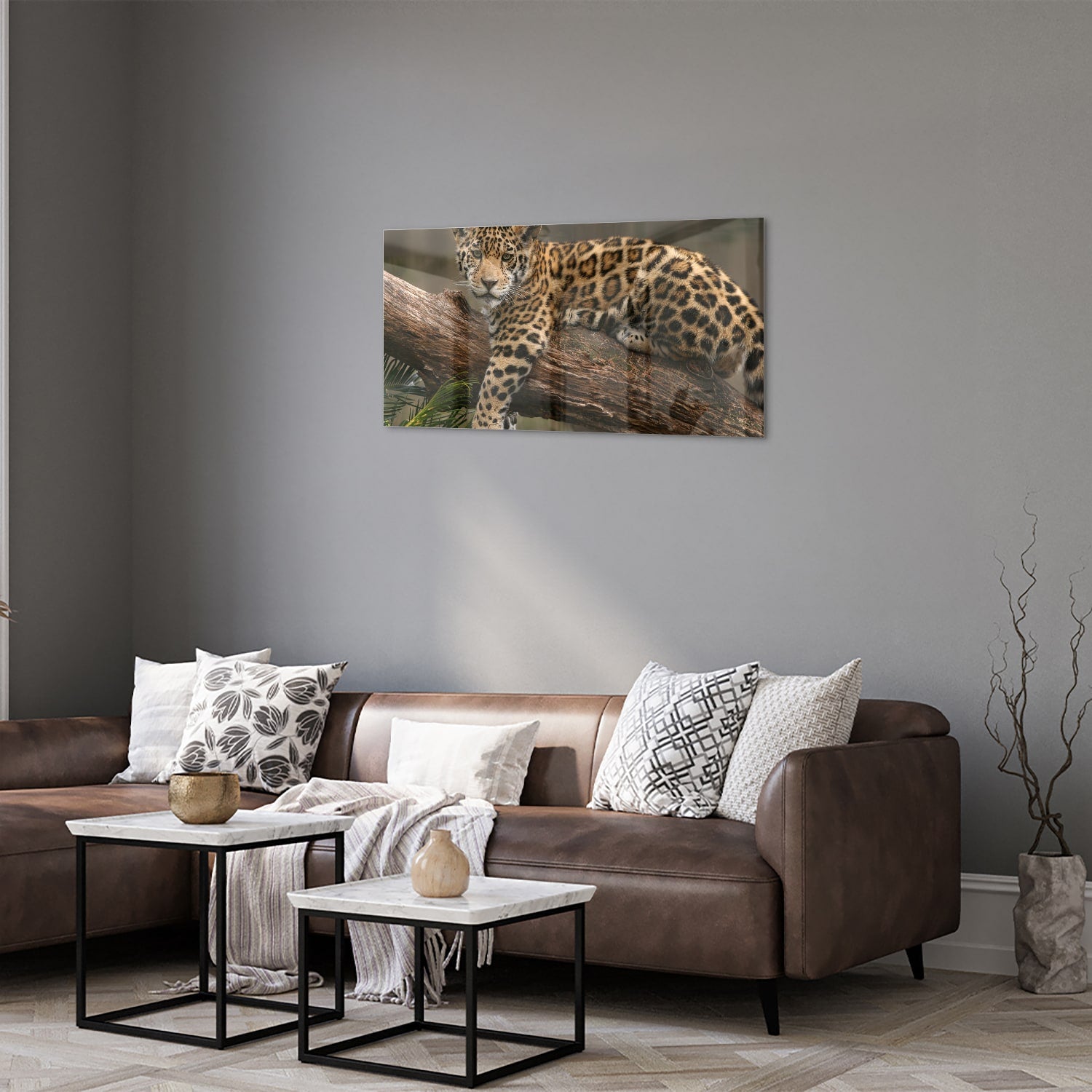 Glas schilderij van een jaguar die op een tak ligt, met een natuurlijke achtergrond.