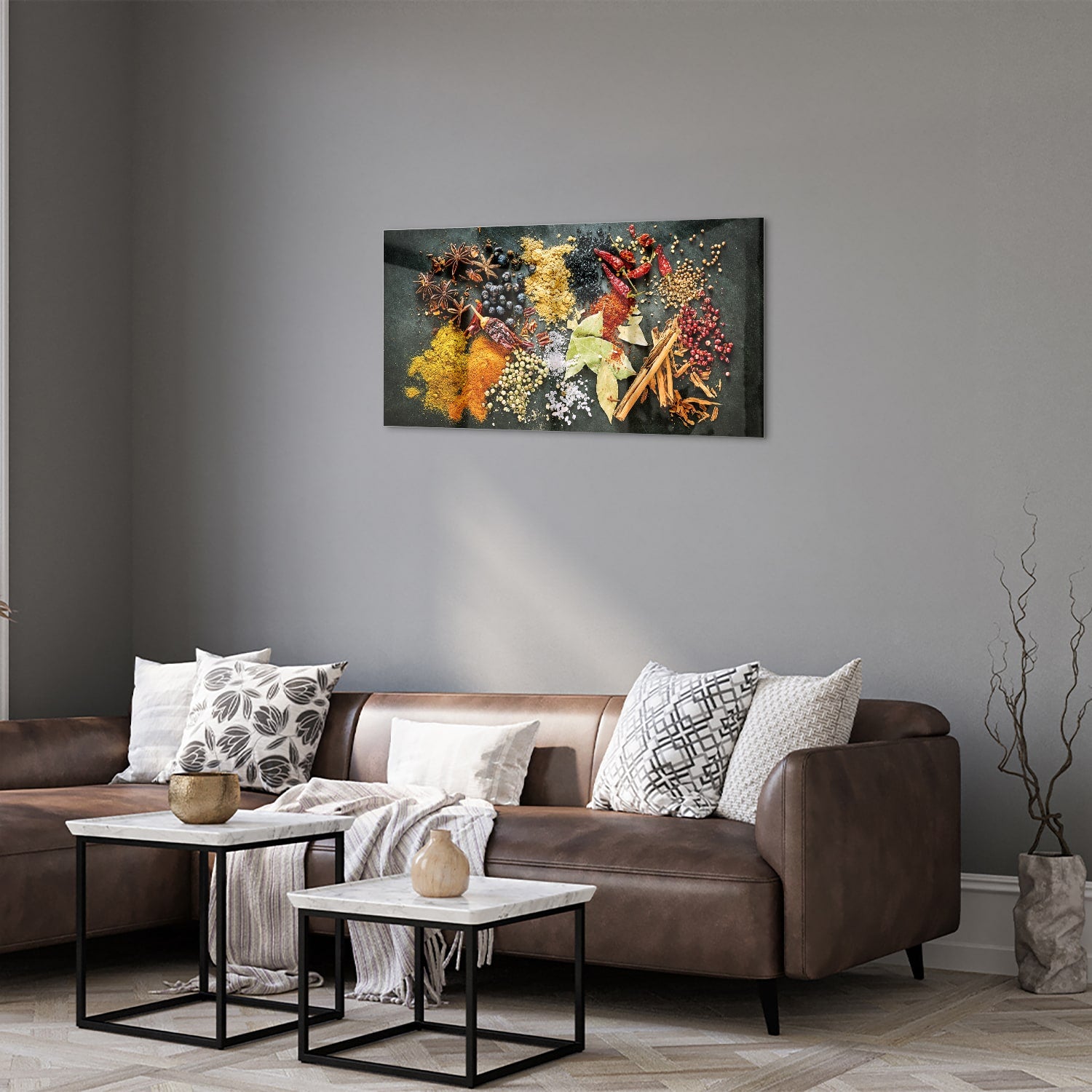 Glazen schilderij met een kleurrijke compositie van specerijen en bladeren in een moderne woonkamer.