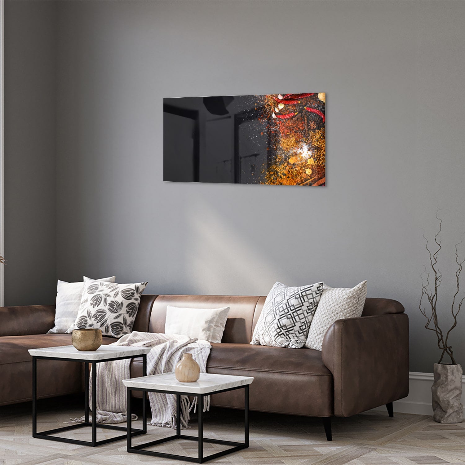 Abstract glazen schilderij met warme kleuren hangt aan de muur