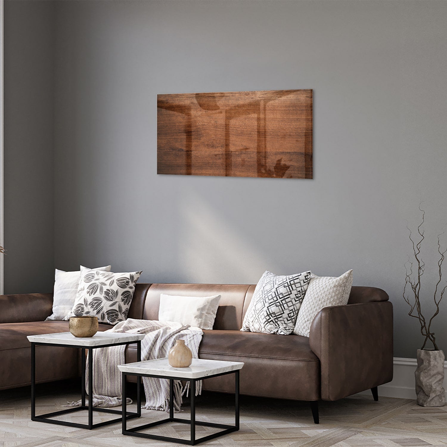 Glazen schilderij in warme houttint hangt boven een moderne kast in een woonkamer.