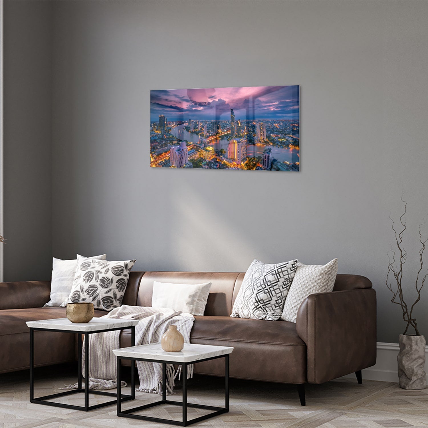 Glazen schilderij van een stad met avondlicht, perfect voor in huis.