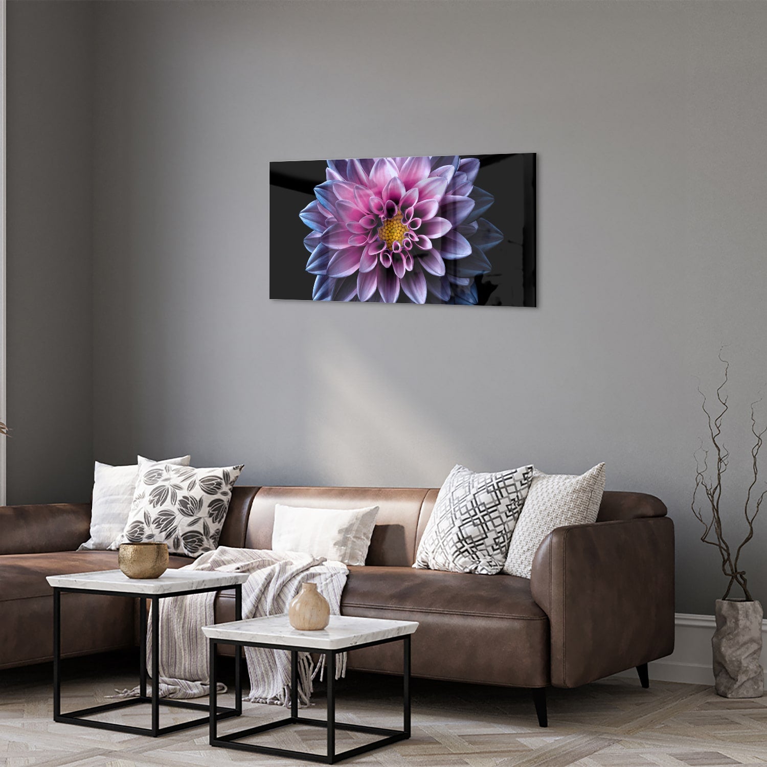 Glazen schilderij van een roze bloem aan de muur in een stijlvolle woonkamer.