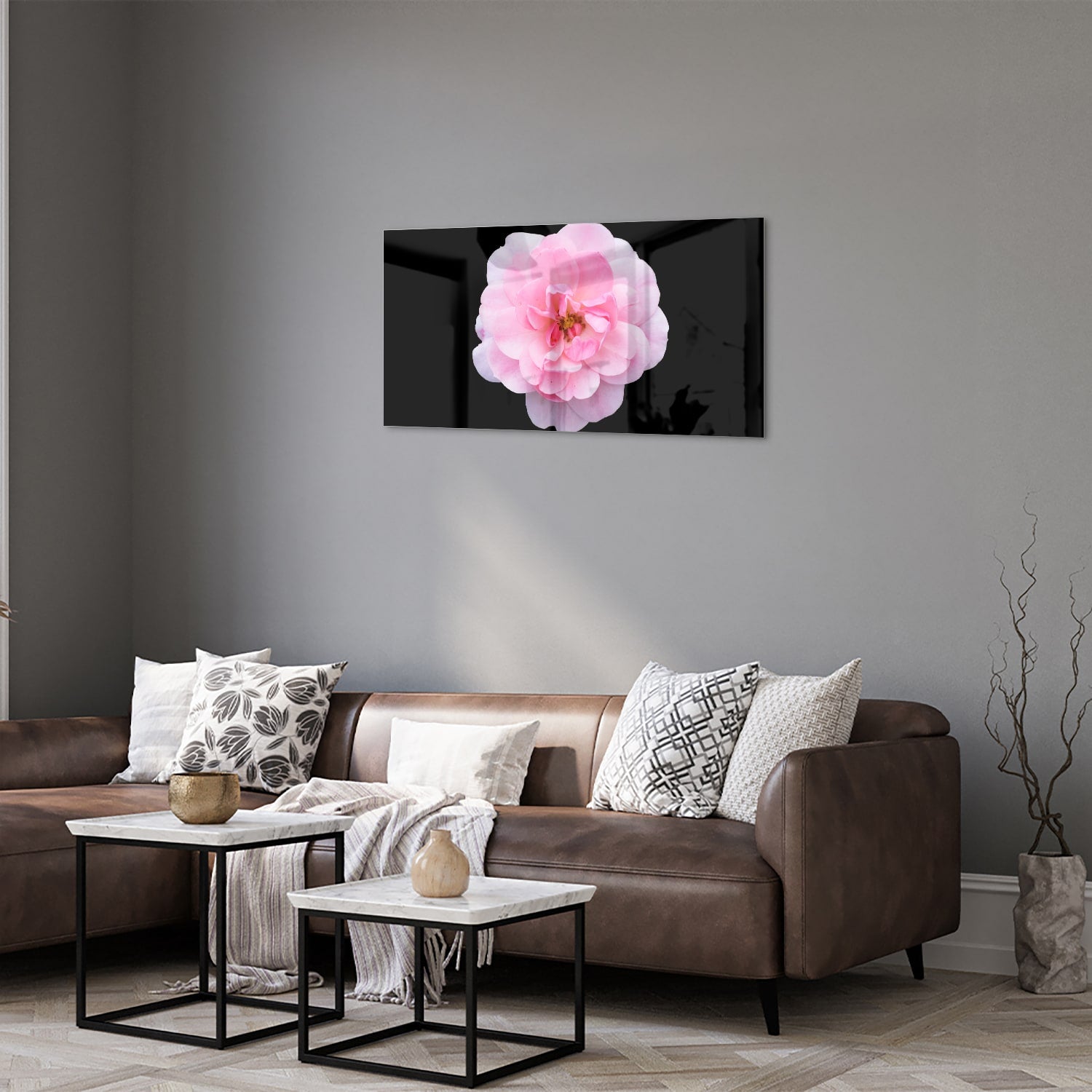 Glazen schilderij van een roze bloem op zwart glas, geschikt voor moderne interieurs.