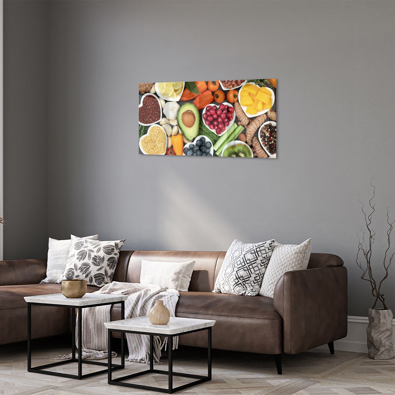 Glazen schilderij met een kleurrijke schikking van fruit en noten.