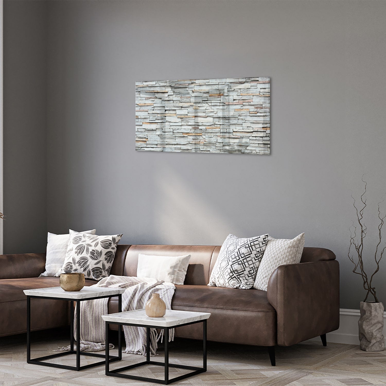 Moderne glazen schilderij met grijze textuur hangt aan de muur.