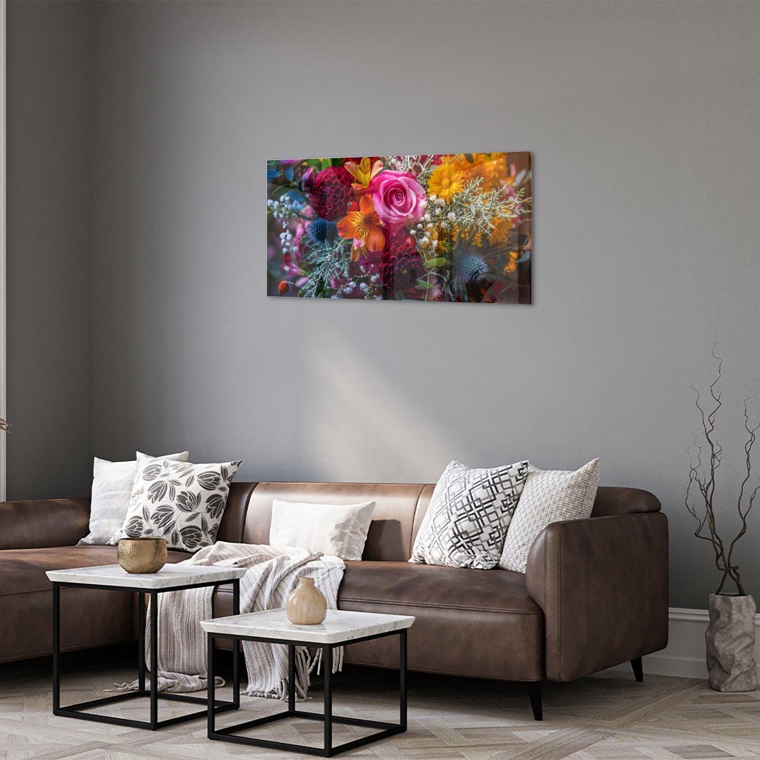 Glazen schilderij met een kleurrijke bloemenmix, inclusief rozen en andere bloemen.