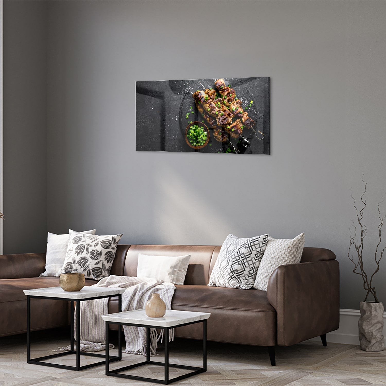 Glazen schilderij met kebabs op een zwarte achtergrond, perfect voor keuken decoratie.